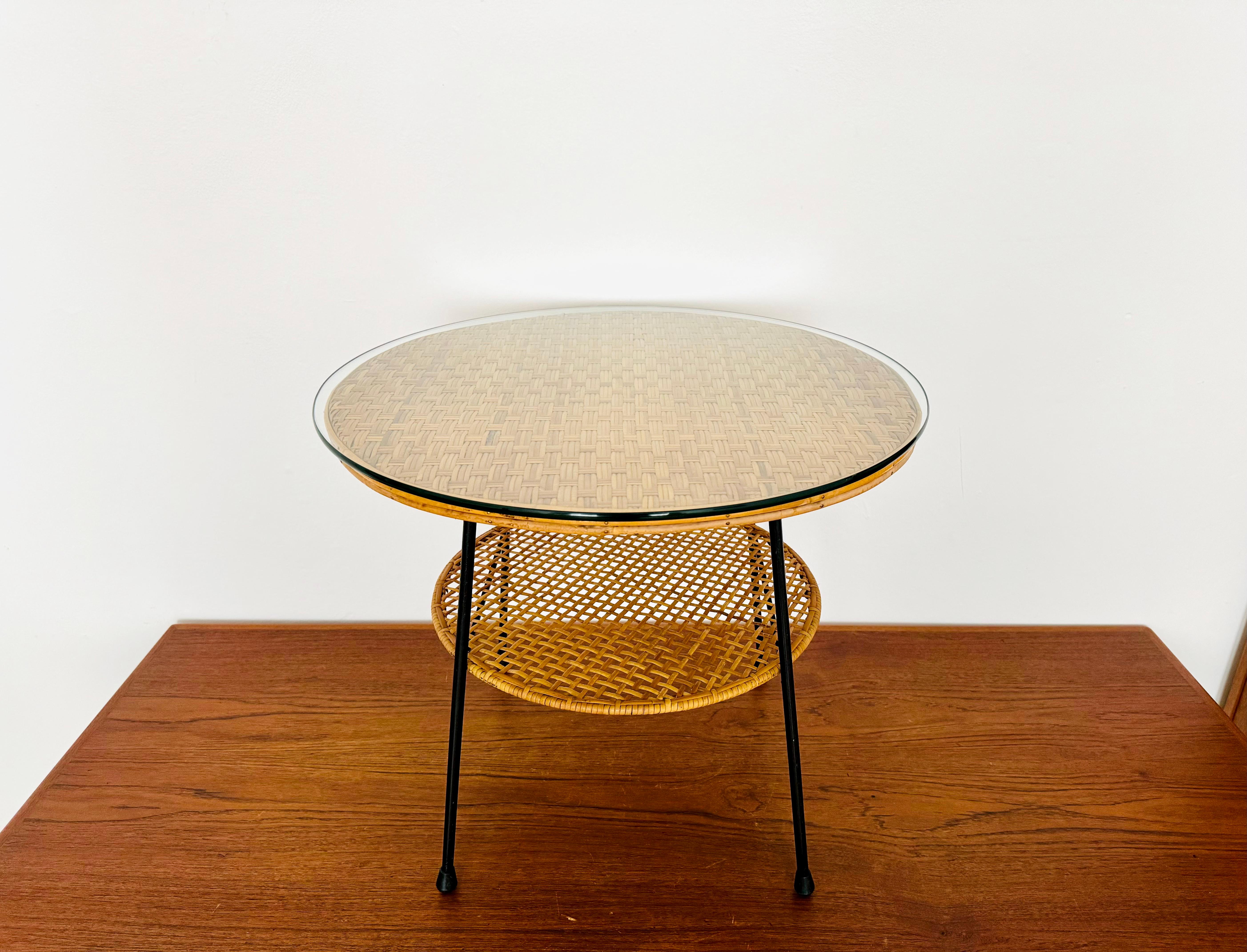 Très belle table basse ou table d'appoint des années 1950.
Un design magnifique et un atout pour toute maison.

Condit : 

Très bon état vintage avec de légers signes d'usure liés à l'âge.
Le plateau en verre est neuf.
Un défaut de tissage sur le