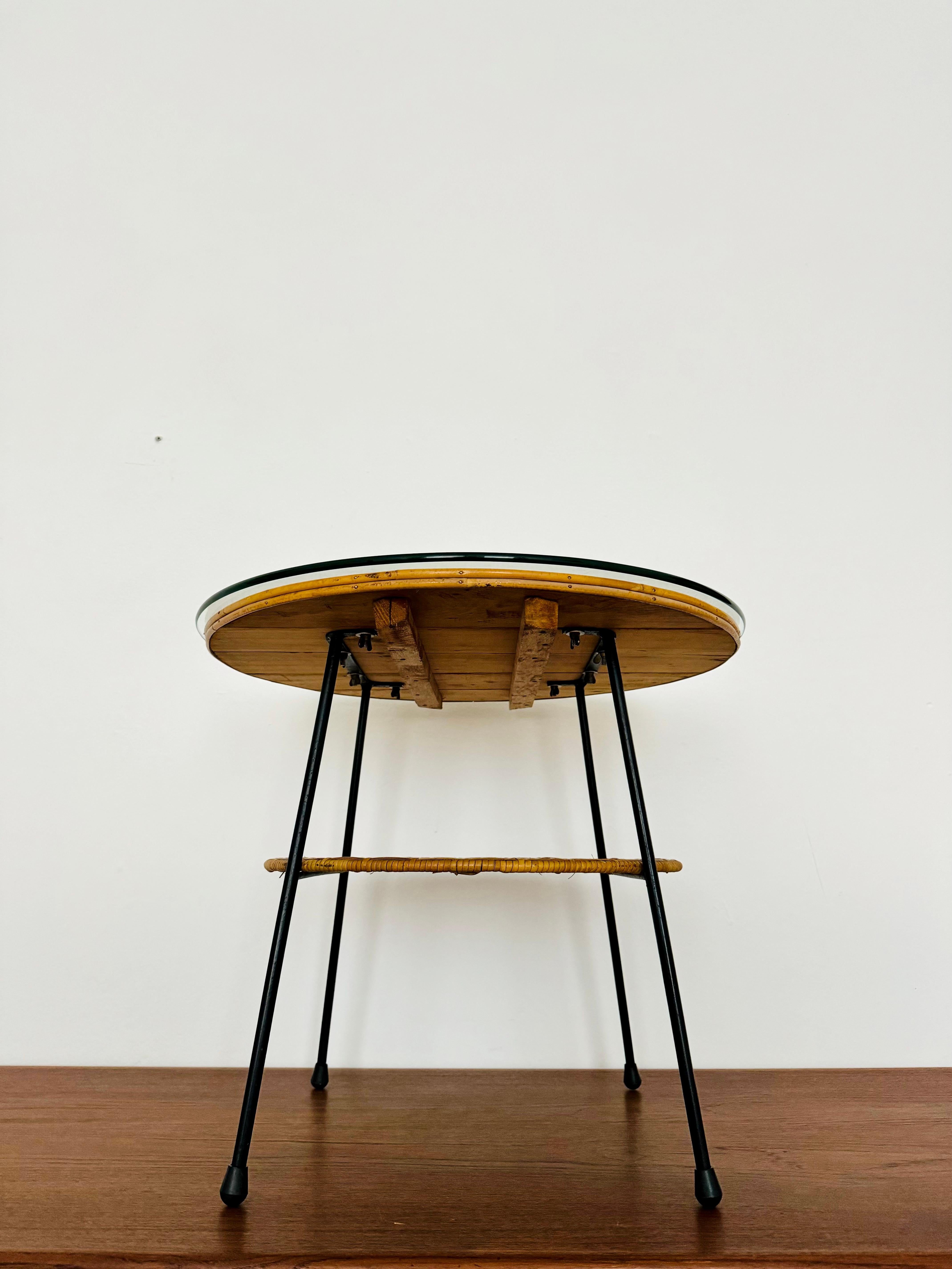 Milieu du XXe siècle Table basse ou d'appoint en osier en vente
