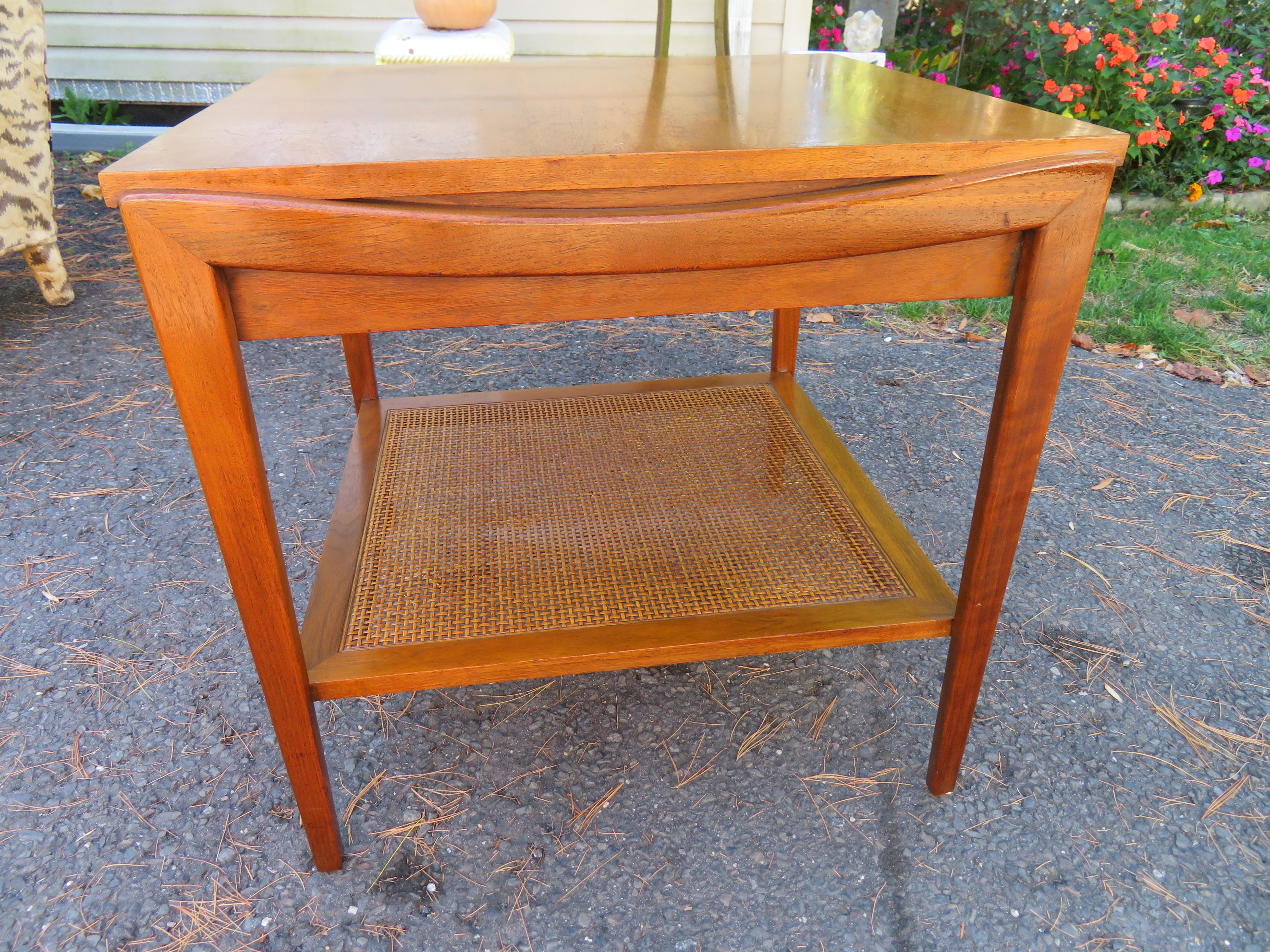 Lovely Widdicomb Walnut & Cane Single Drawer End Table Mid-Century Modern In Good Condition For Sale In Pemberton, NJ