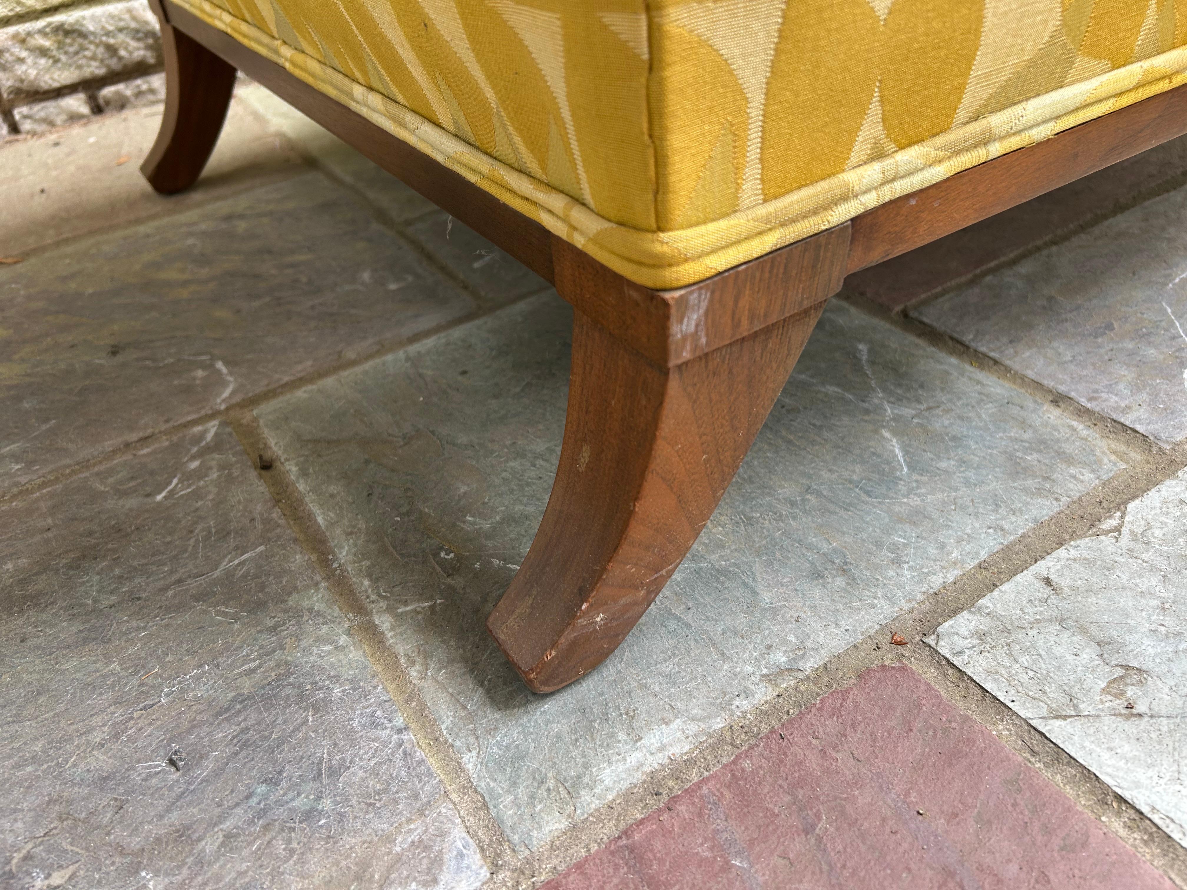 Ravissant fauteuil de salon à oreilles Widdiicomb Regency moderne pour John Stuart en vente 3
