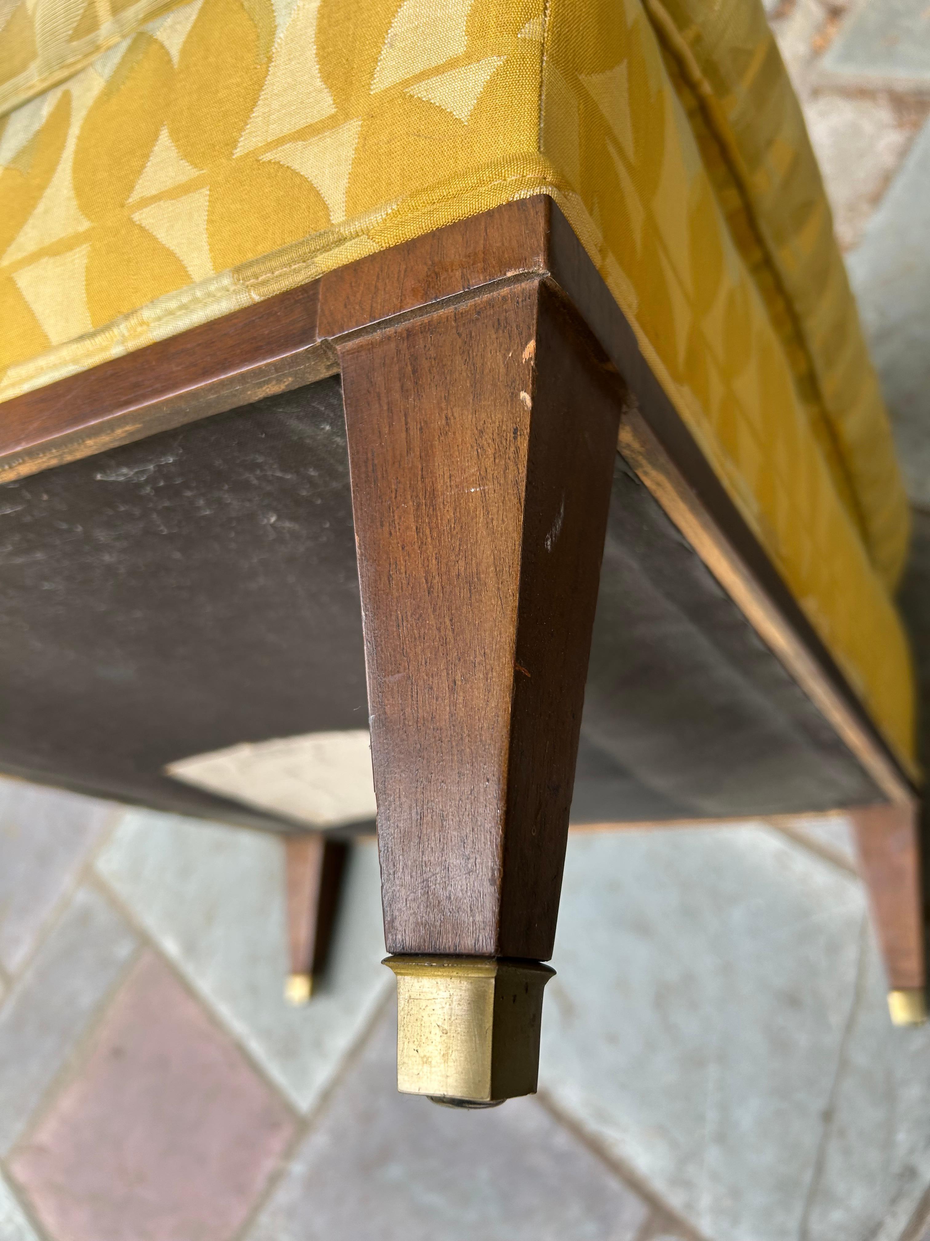 Ravissant fauteuil de salon à oreilles Widdiicomb Regency moderne pour John Stuart en vente 8