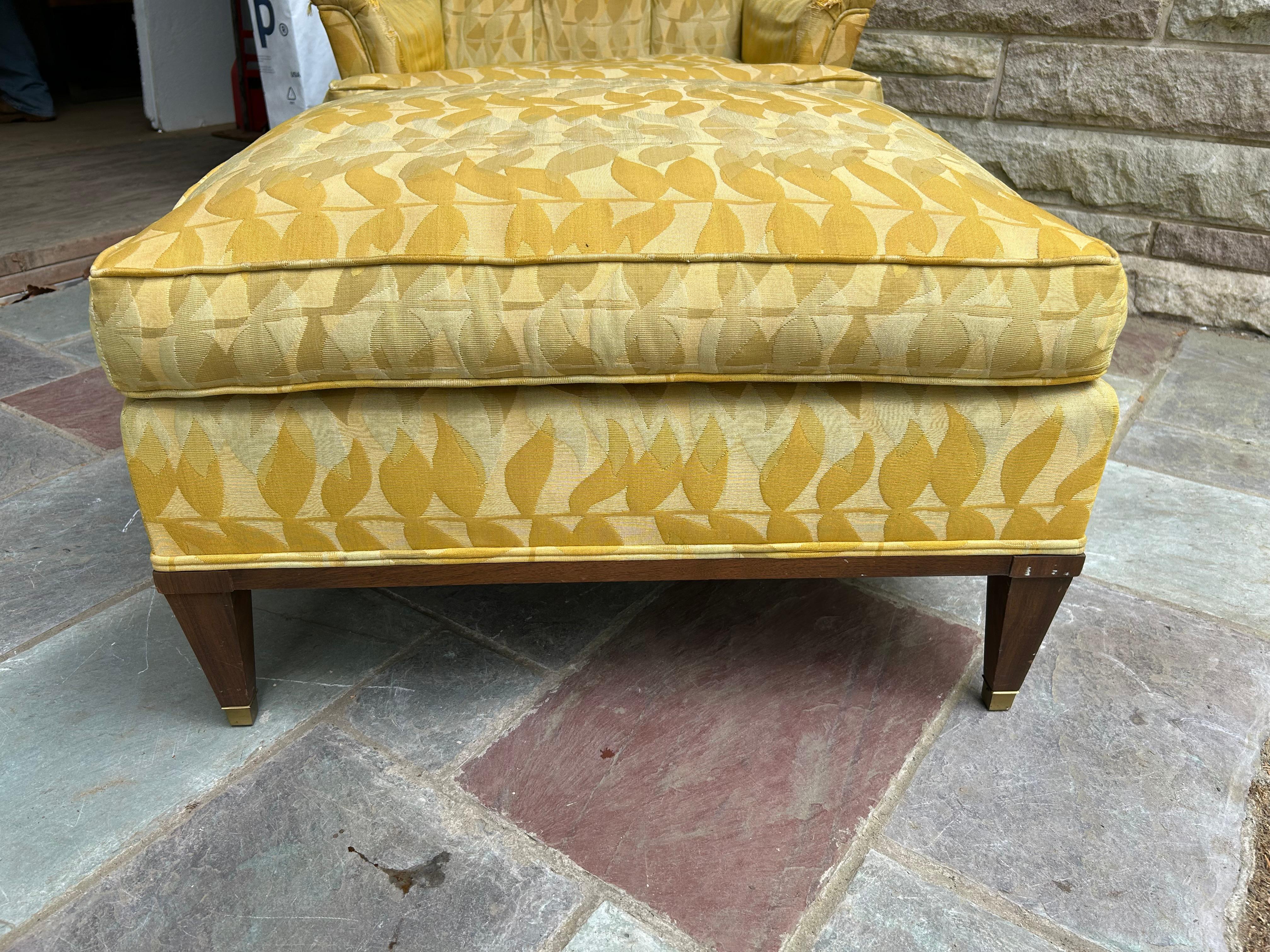 Américain Ravissant fauteuil de salon à oreilles Widdiicomb Regency moderne pour John Stuart en vente