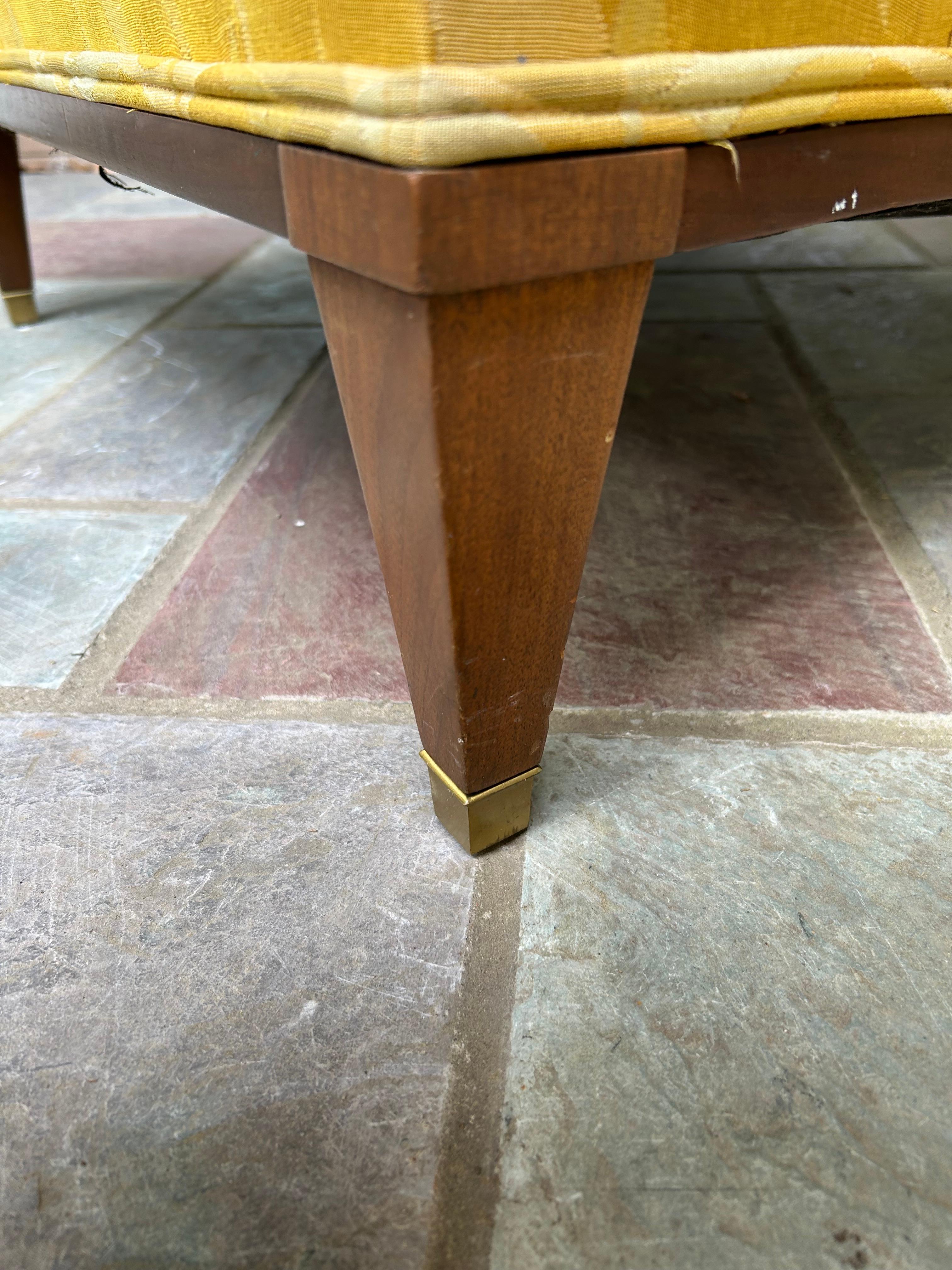 Ravissant fauteuil de salon à oreilles Widdiicomb Regency moderne pour John Stuart Bon état - En vente à Pemberton, NJ