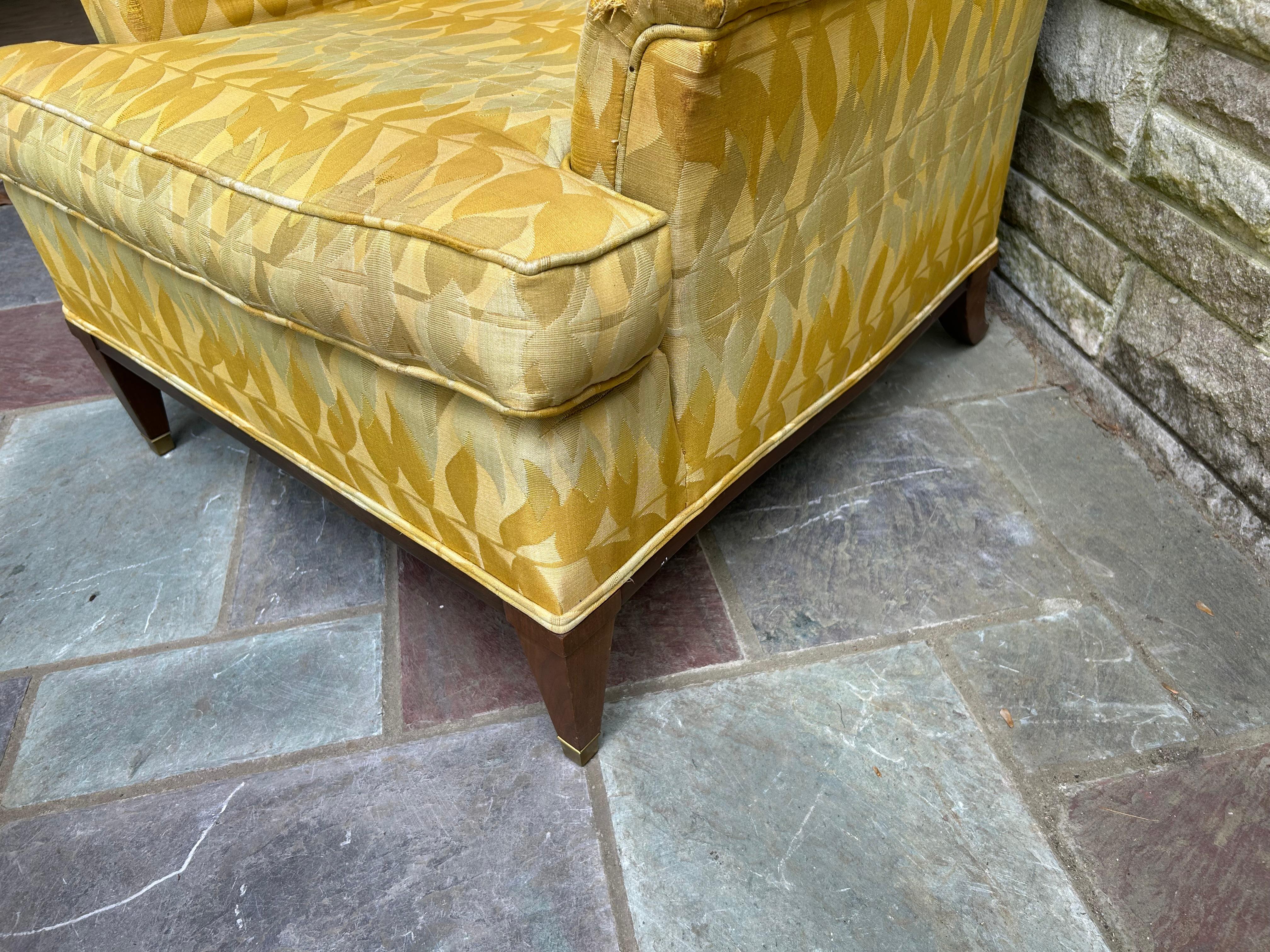 Tissu d'ameublement Ravissant fauteuil de salon à oreilles Widdiicomb Regency moderne pour John Stuart en vente