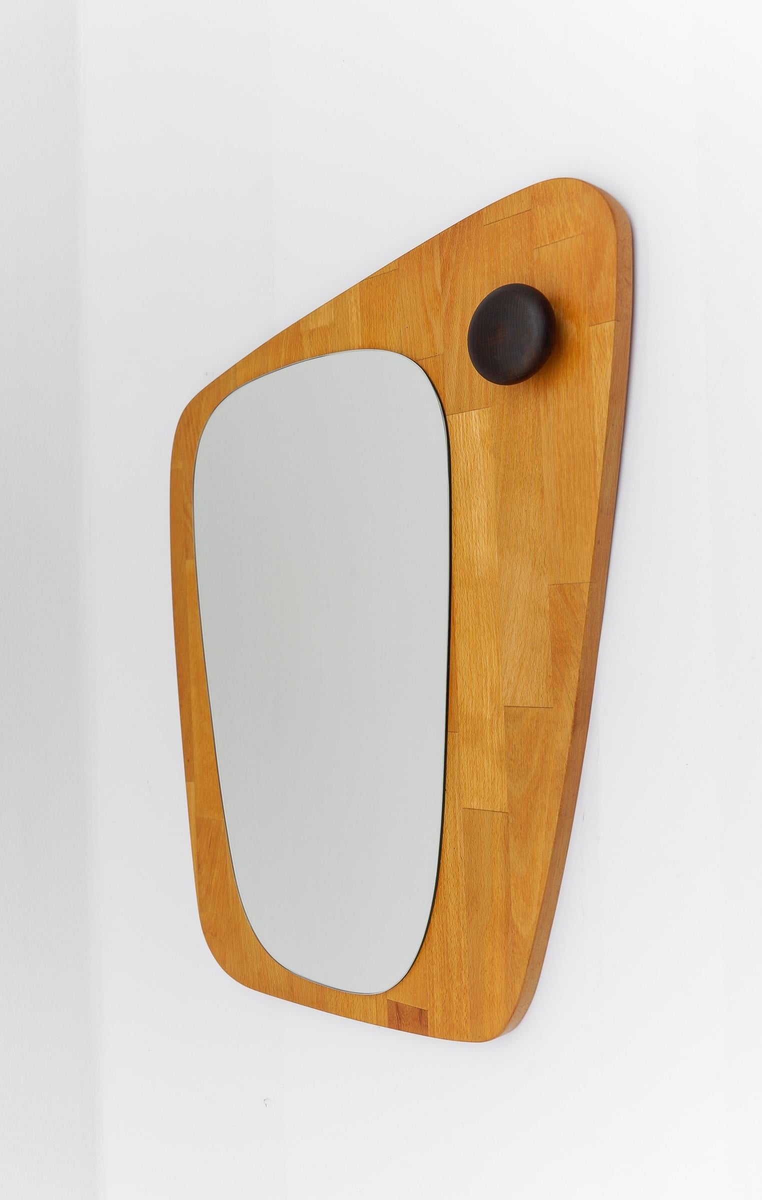 Ravissant miroir mural rond en teck et cuir, Suède, années 1960