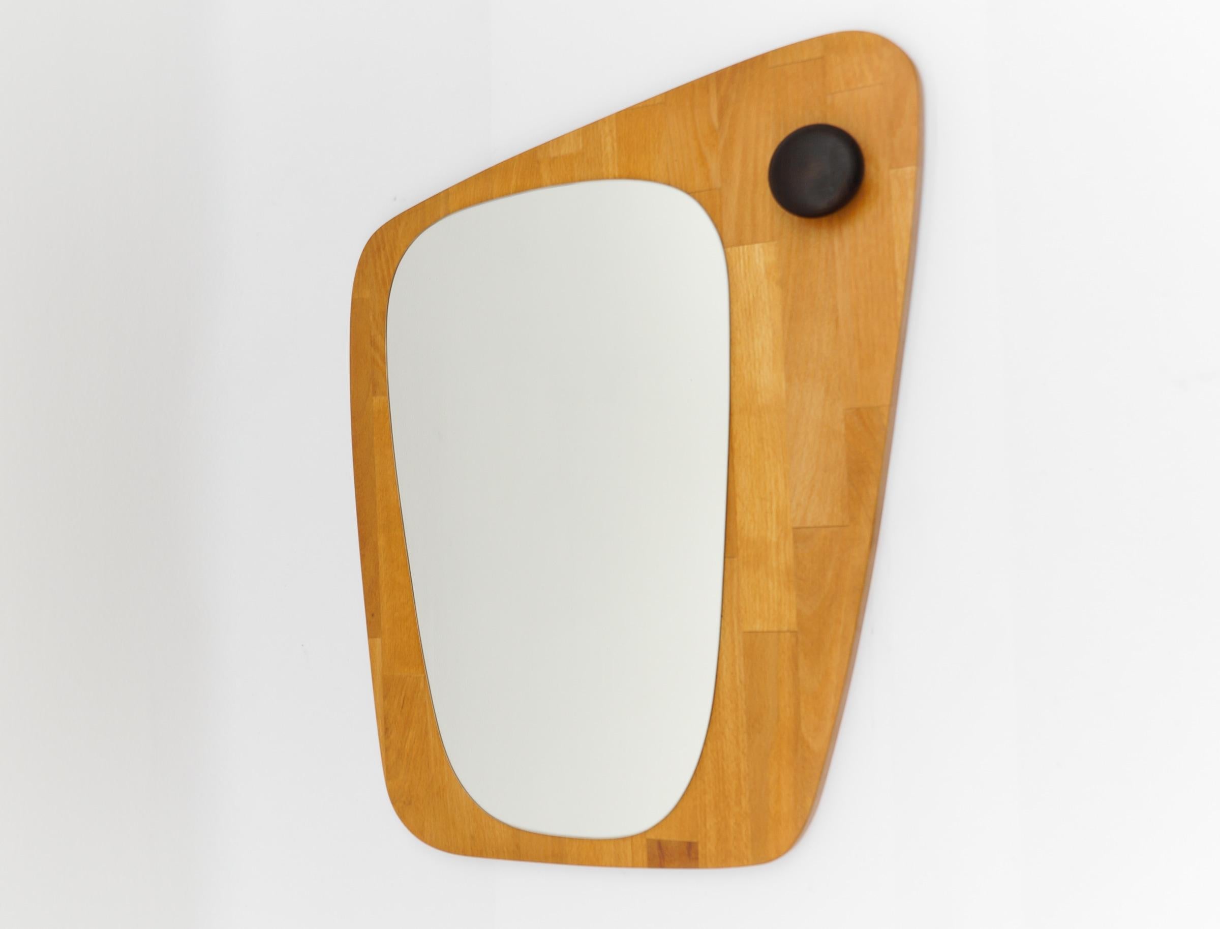 Miroir mural asymétrique en bois, Suède, années 1960 Bon état - En vente à Nürnberg, Bayern