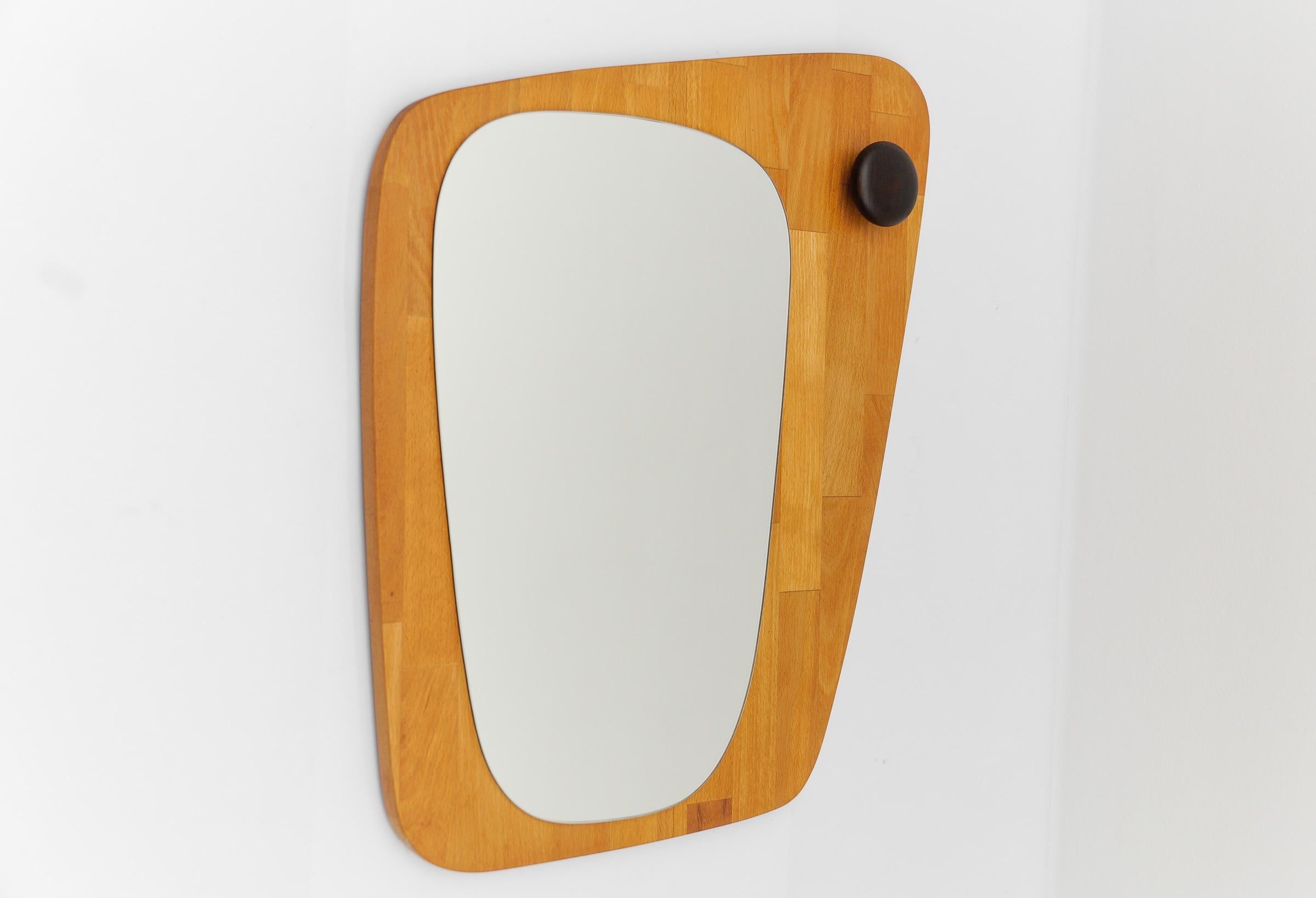 Milieu du XXe siècle Miroir mural asymétrique en bois, Suède, années 1960 en vente