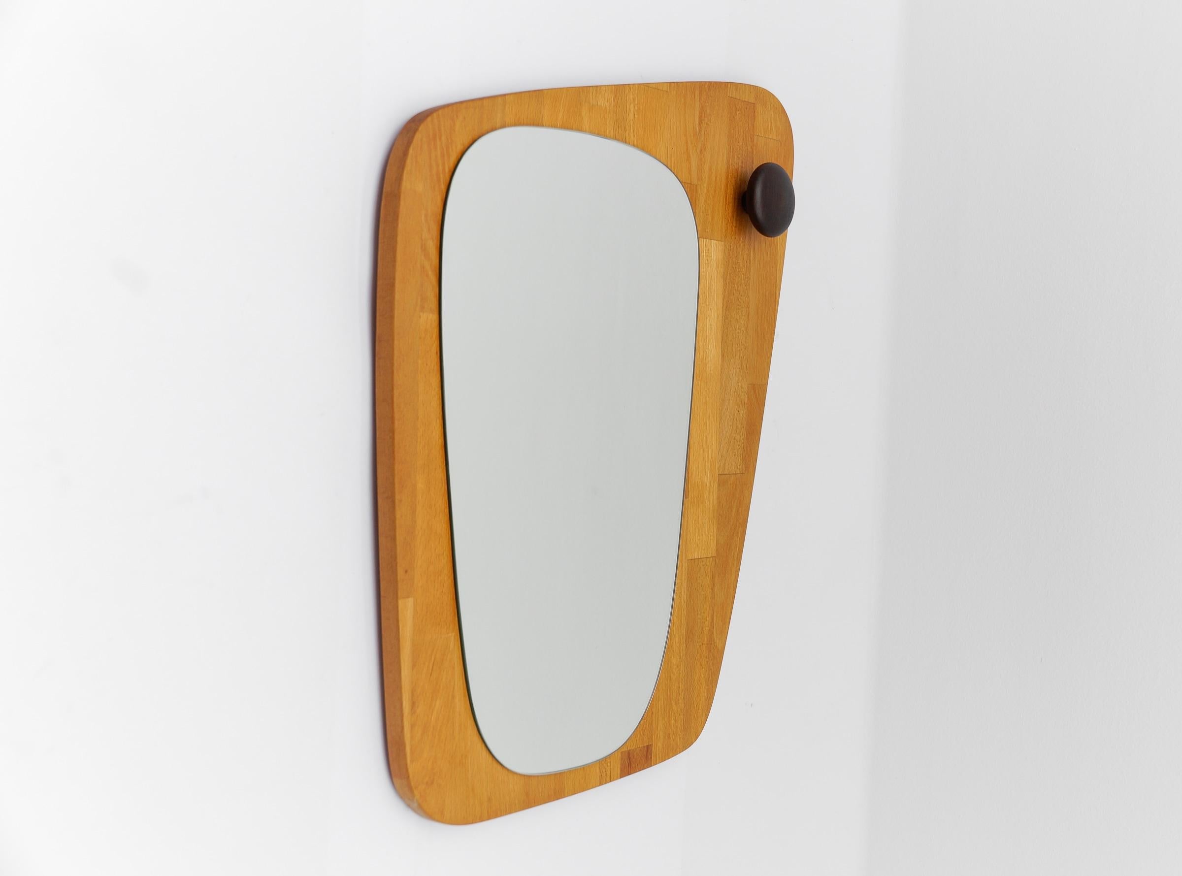 Miroir mural asymétrique en bois, Suède, années 1960 en vente 1