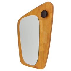 Grazioso specchio da parete asimmetrico in legno, Svezia, anni '60