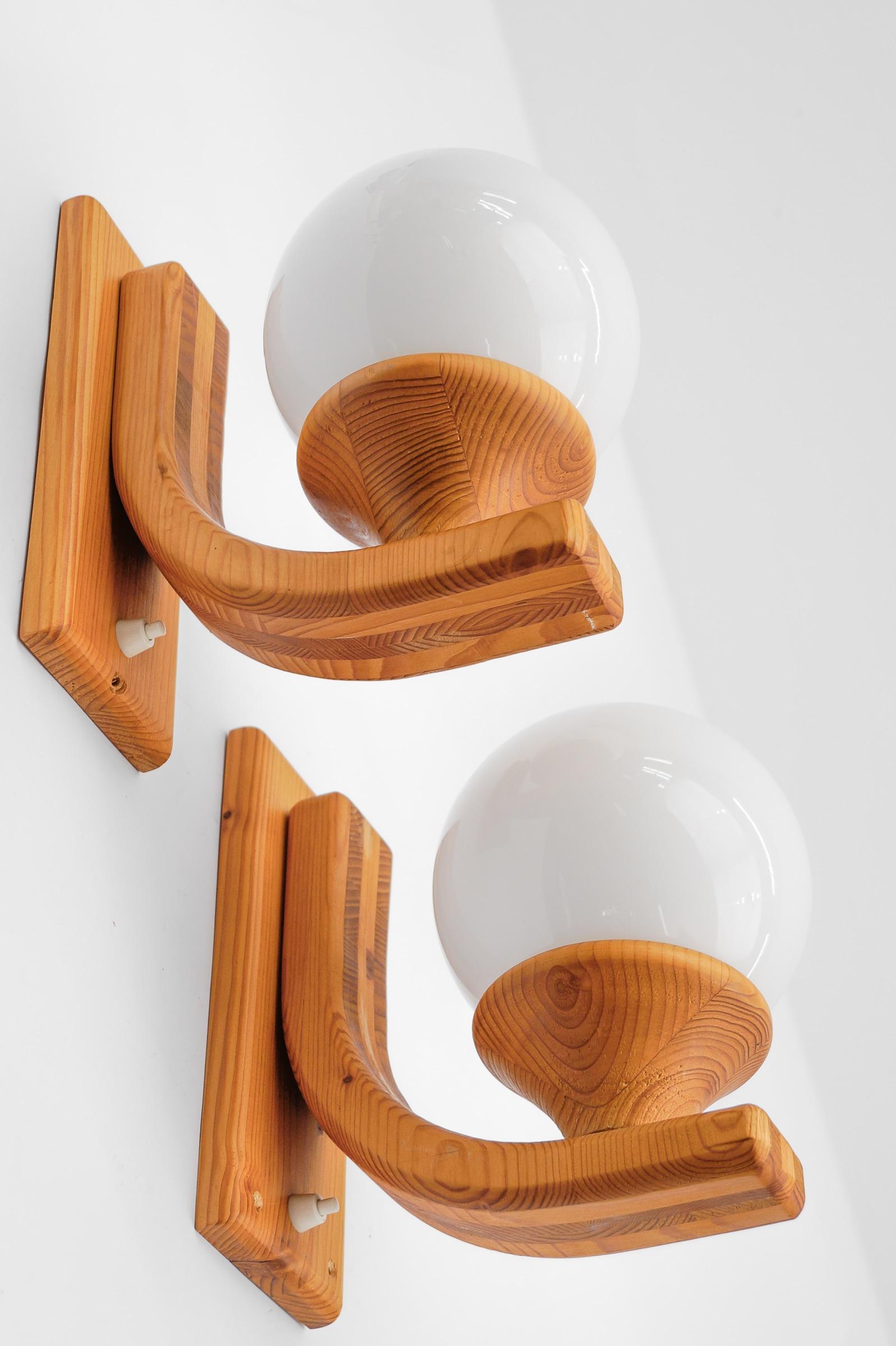 Enorme y preciosa lámpara colgante de madera de Domus, años 70, Italia

Ejecutado en madera de pino y vidrio opline.

Los apliques incluyen cada uno 1 portalámparas con rosca Edison E14 / E15, están cableados y en buen estado de funcionamiento.