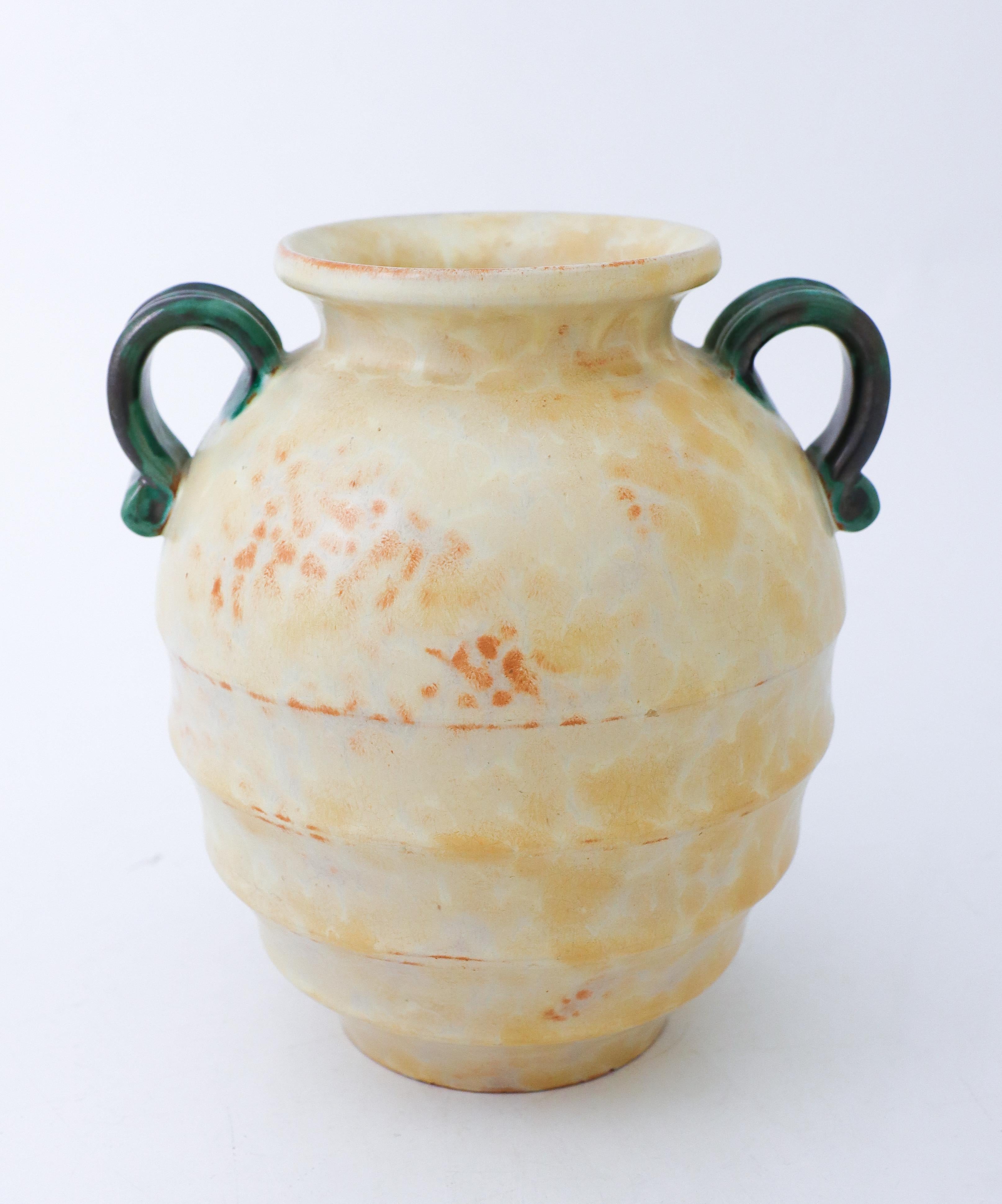 Ce magnifique vase en céramique en forme d'urne romaine classique a été conçu à Upsala Ekeby dans les années 1930. Il mesure 21,5 cm de haut et environ 18,5 cm de diamètre. Il est en très bon état, à l'exception de quelques petits éclats près de la