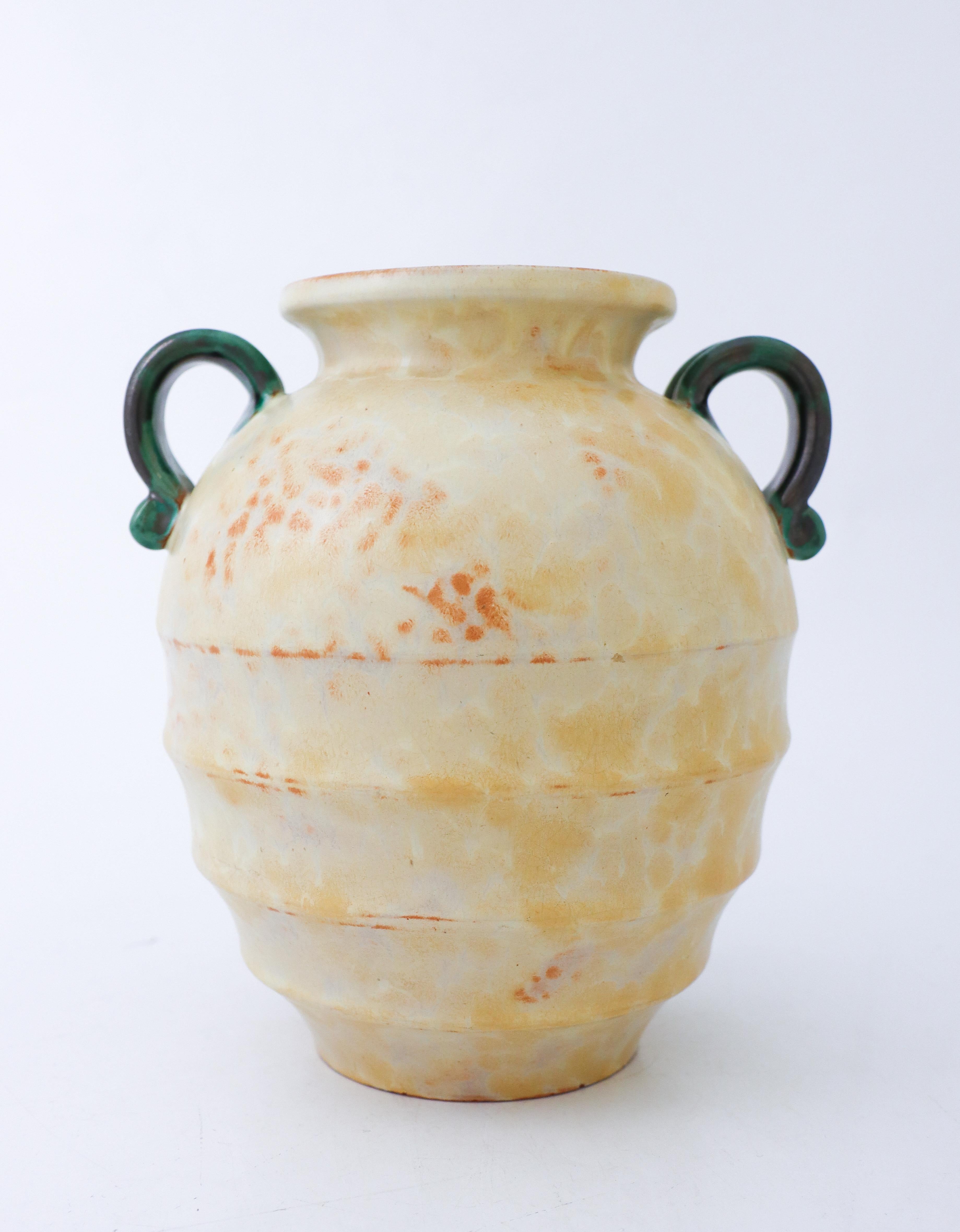 Scandinave moderne Ravissant vase Art Déco jaune - Upsala Ekeby, Suède, années 1930, style urne romaine