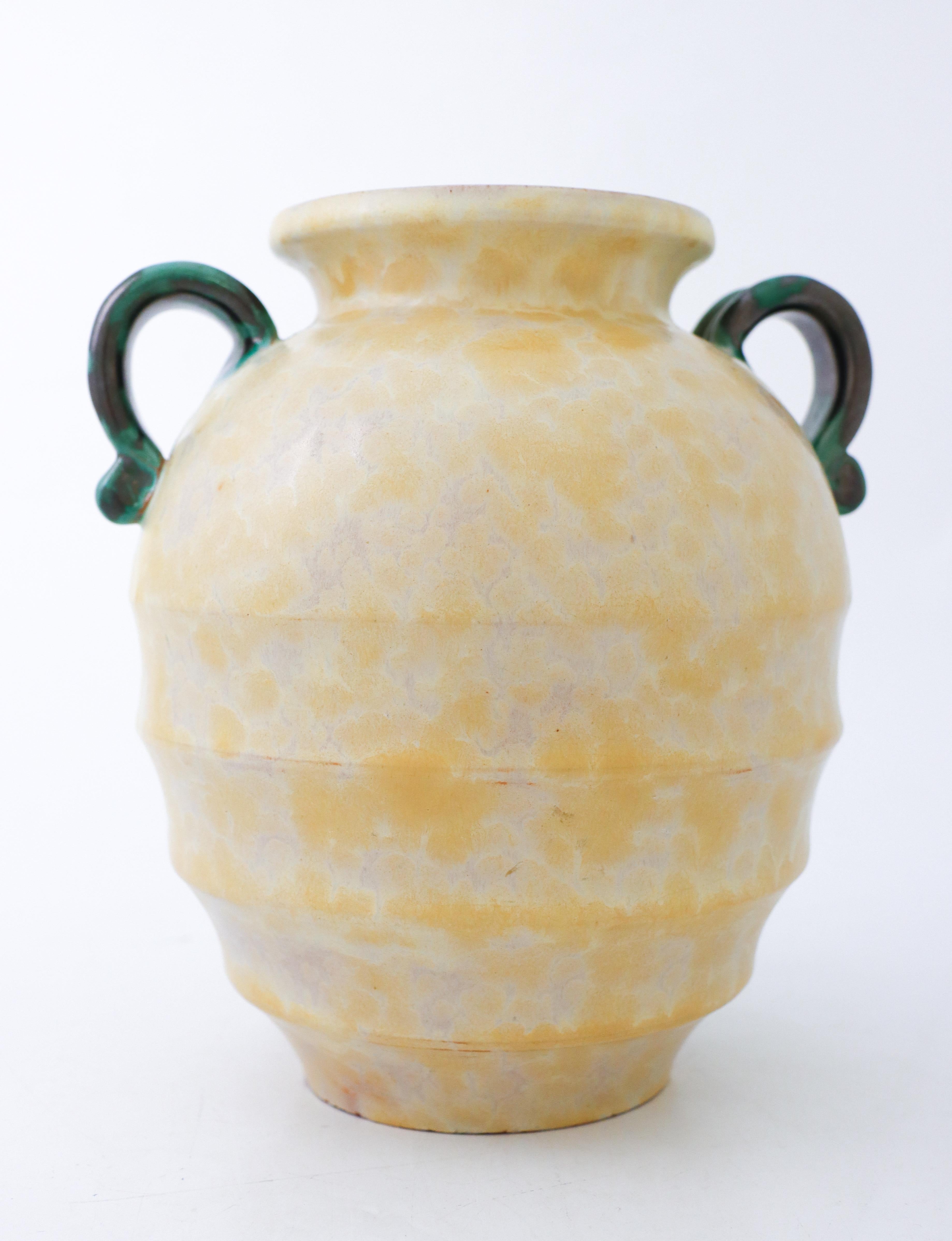 Milieu du XXe siècle Ravissant vase Art Déco jaune - Upsala Ekeby, Suède, années 1930, style urne romaine