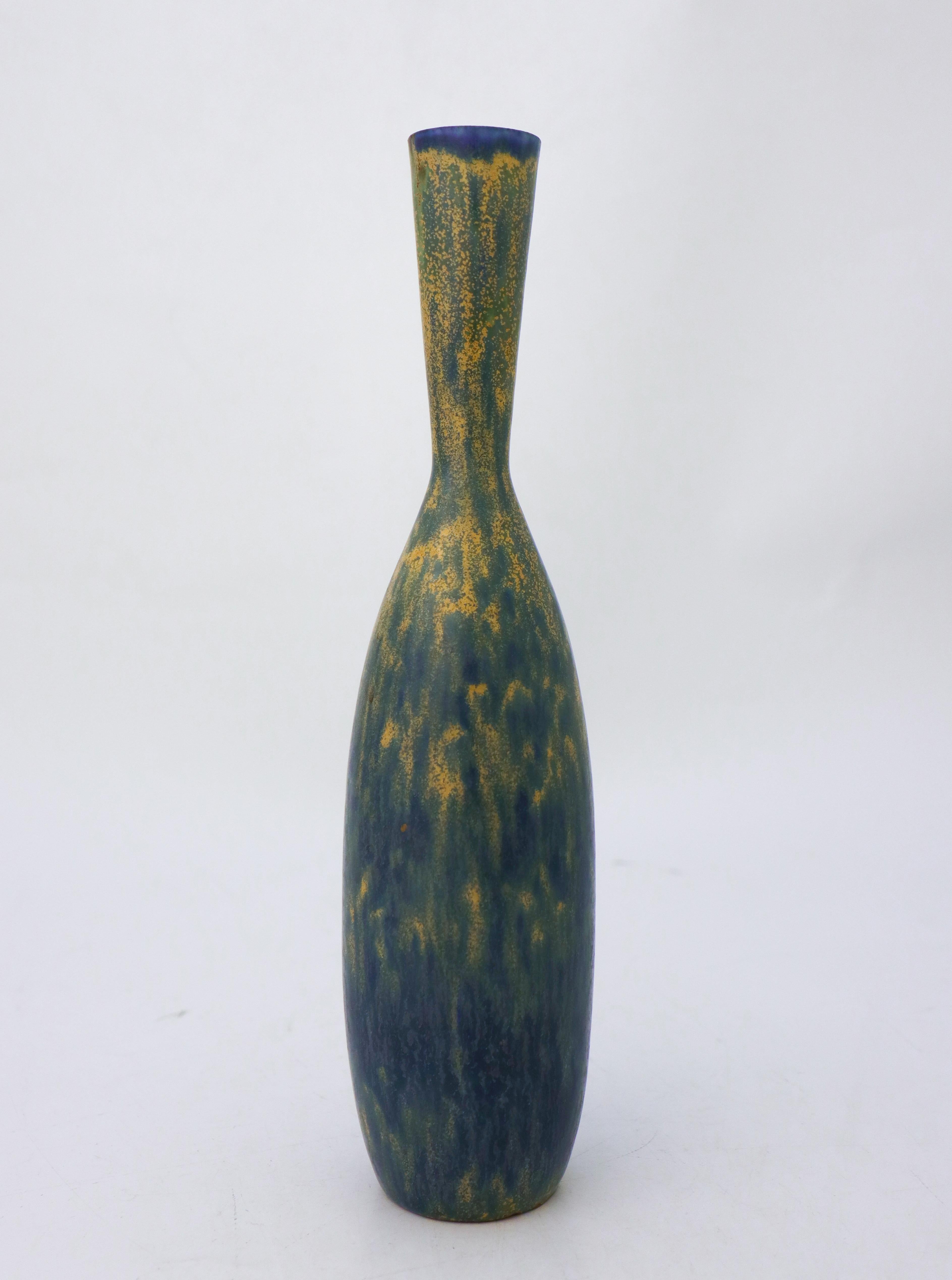 Eine Vase mit einer schönen blau-gelben Glasur, entworfen von Carl-Harry Stålhane in Rörstrand. Die Vase ist 28 cm (11,2