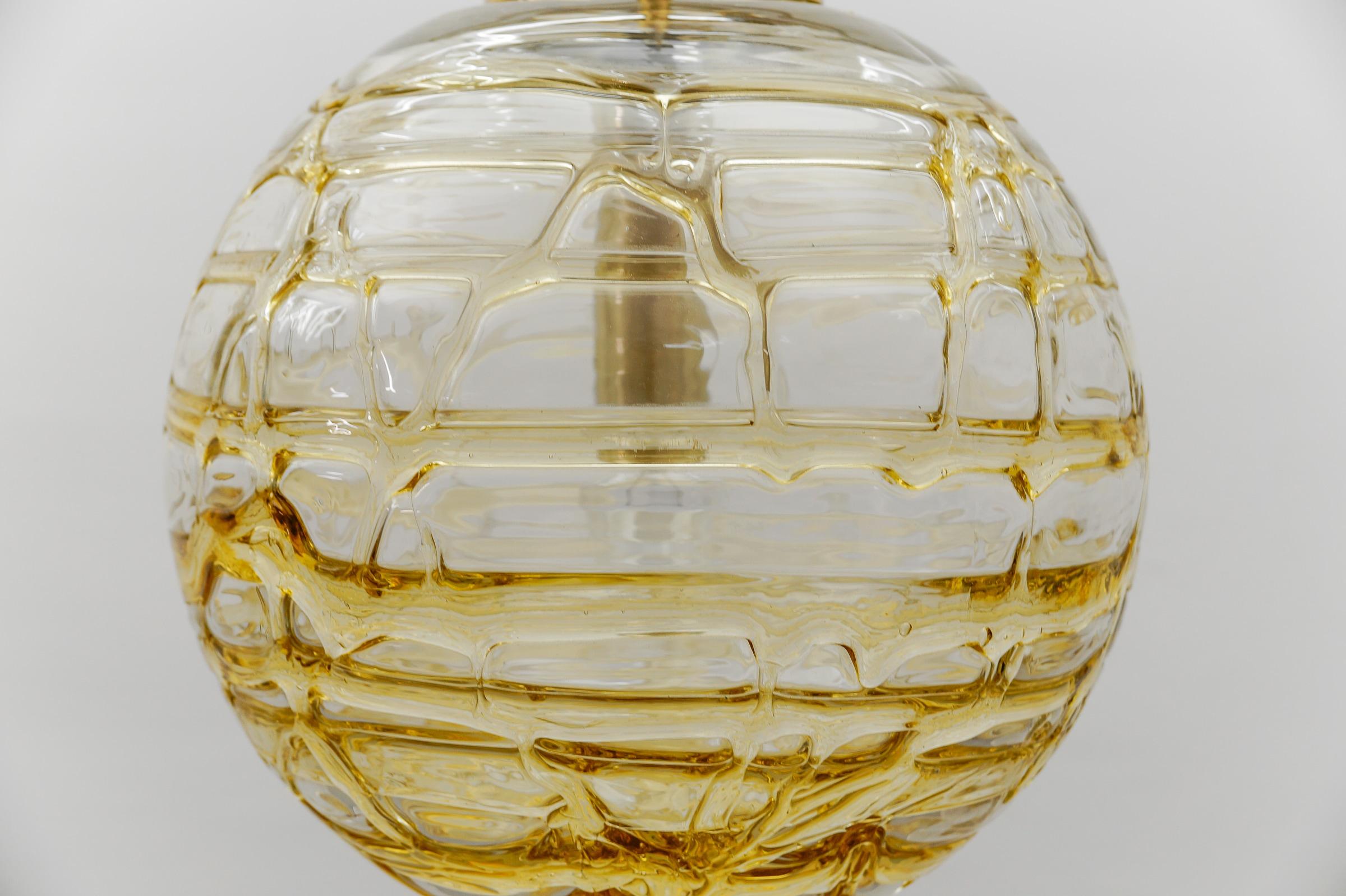 Jolie lampe suspendue à boule en verre de Murano jaune par Doria, Allemagne, années 1960 en vente 3