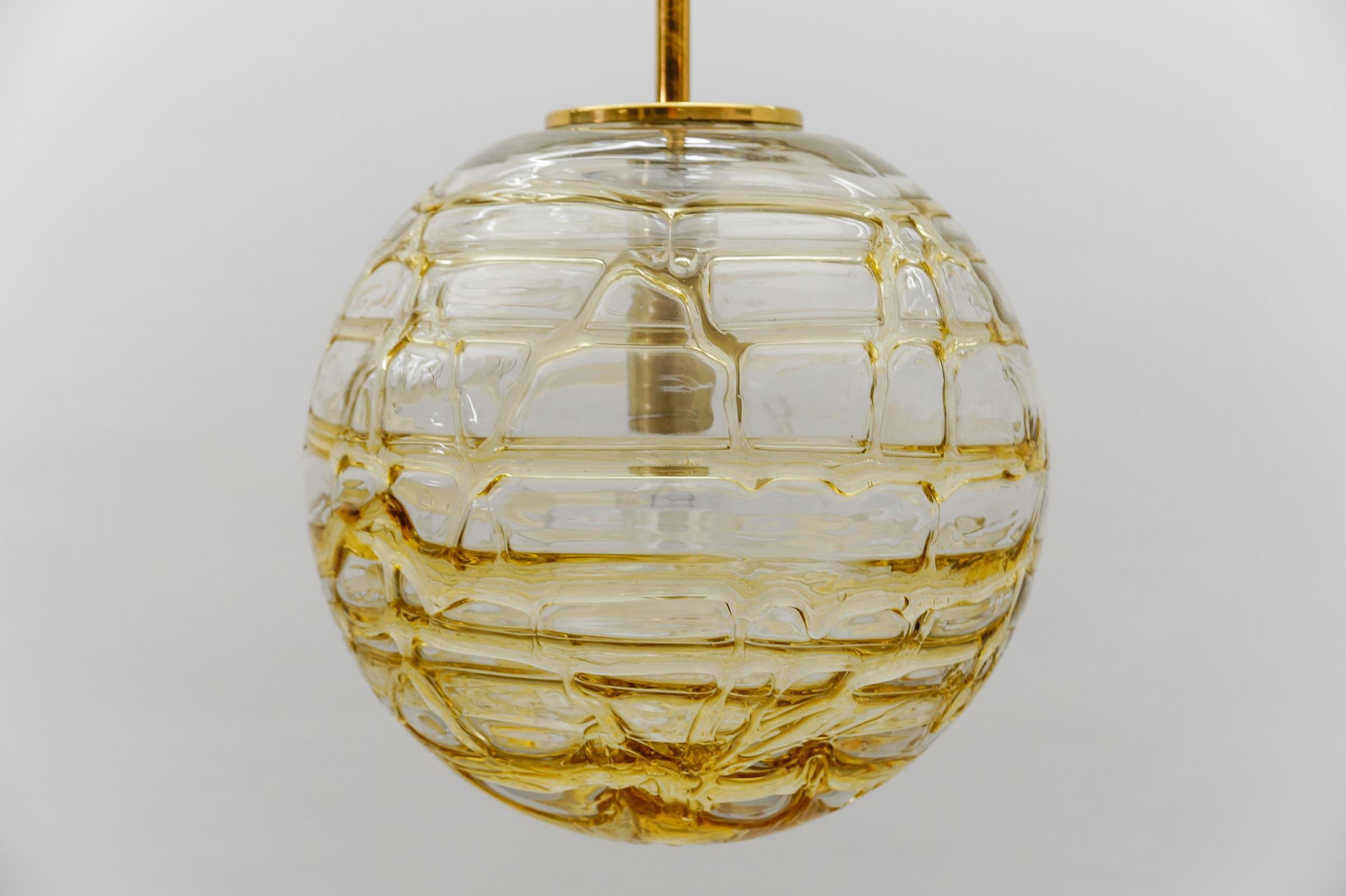 Jolie lampe suspendue à boule en verre de Murano jaune par Doria, Allemagne, années 1960 en vente 4