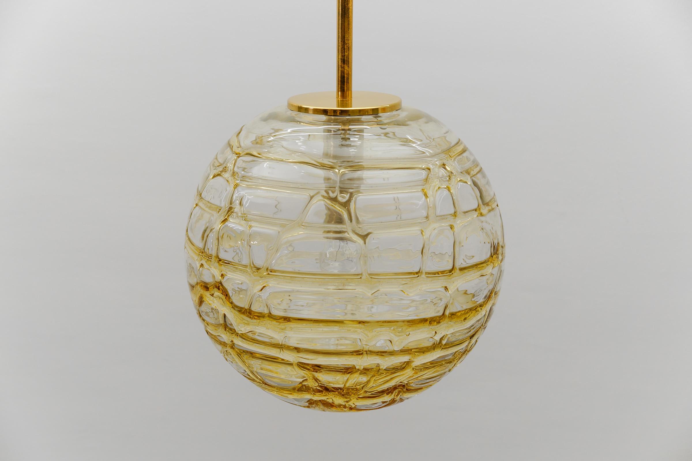 Jolie lampe suspendue à boule en verre de Murano jaune par Doria, Allemagne, années 1960 en vente 5