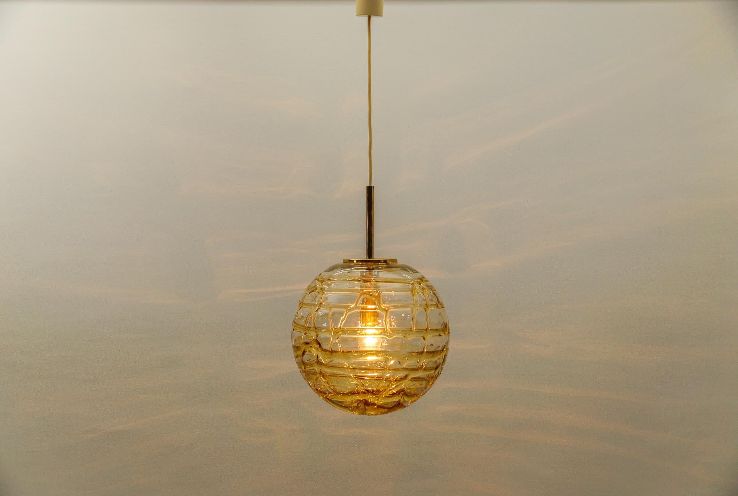 Mid-Century Modern Jolie lampe suspendue à boule en verre de Murano jaune par Doria, Allemagne, années 1960 en vente