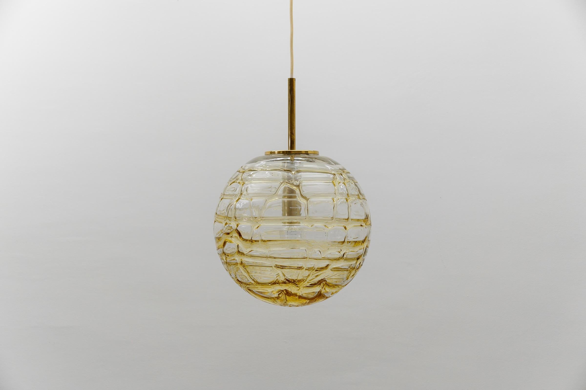 Allemand Jolie lampe suspendue à boule en verre de Murano jaune par Doria, Allemagne, années 1960 en vente