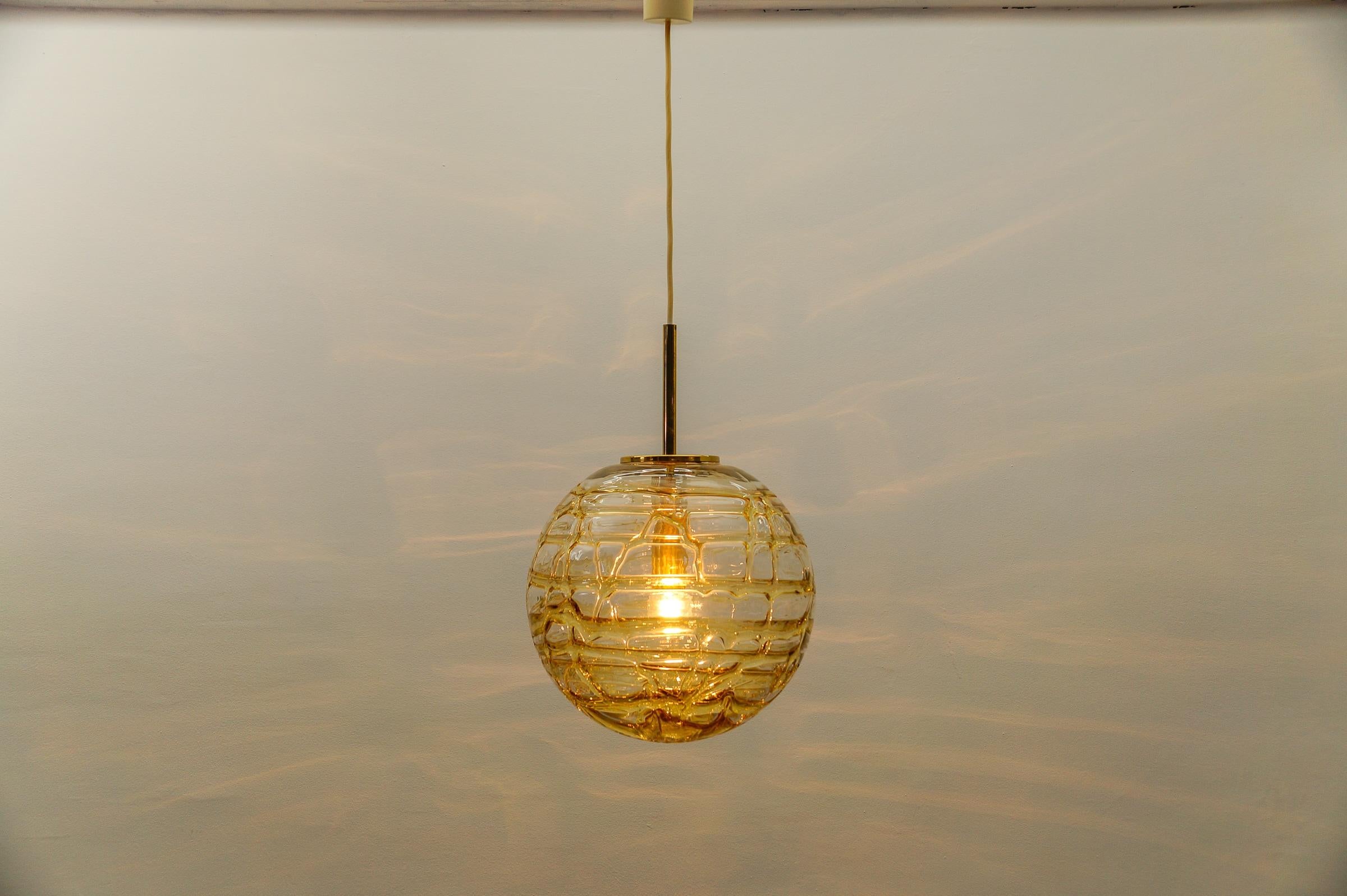 Jolie lampe suspendue à boule en verre de Murano jaune par Doria, Allemagne, années 1960 Bon état - En vente à Nürnberg, Bayern