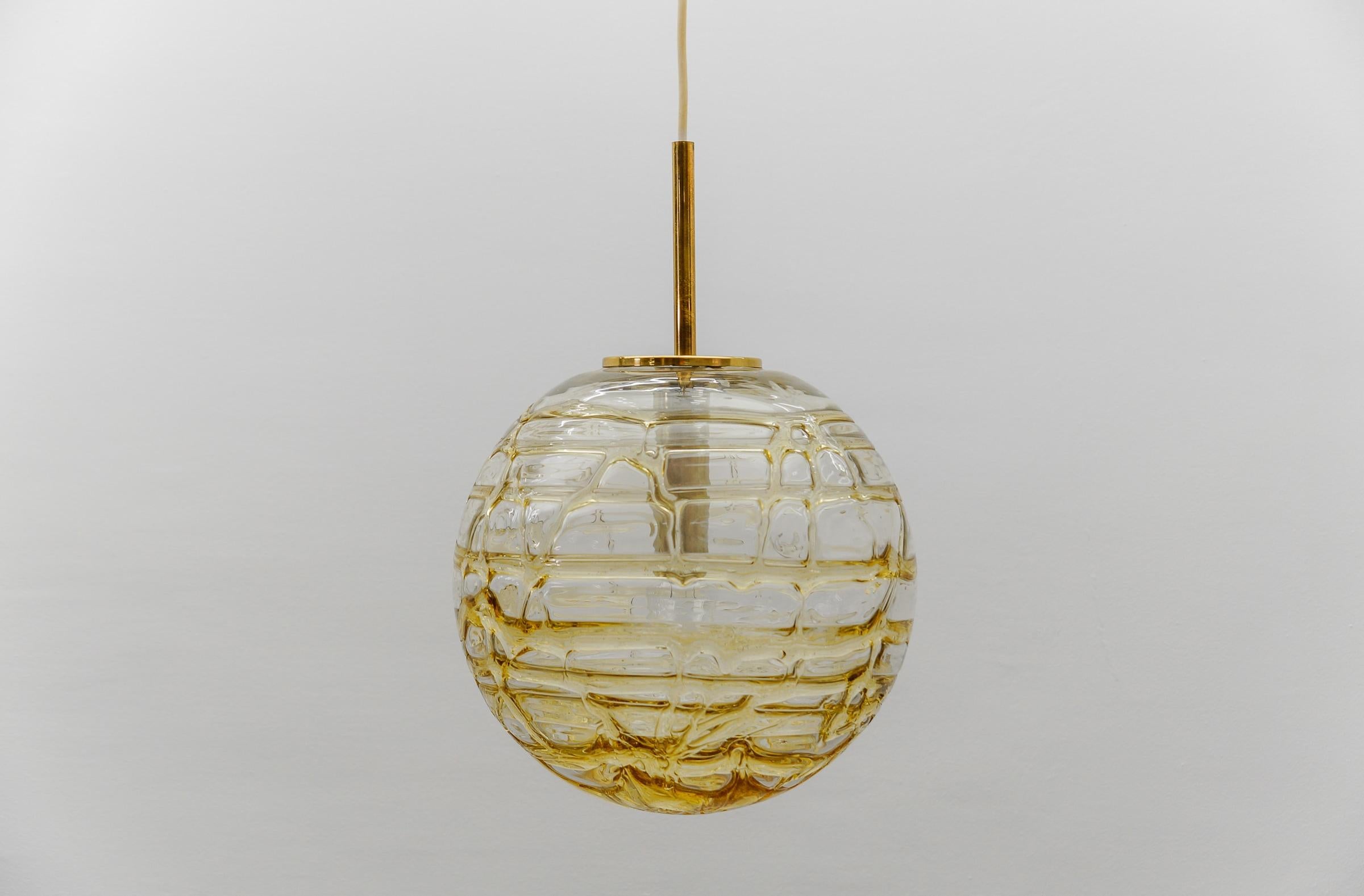 Milieu du XXe siècle Jolie lampe suspendue à boule en verre de Murano jaune par Doria, Allemagne, années 1960 en vente