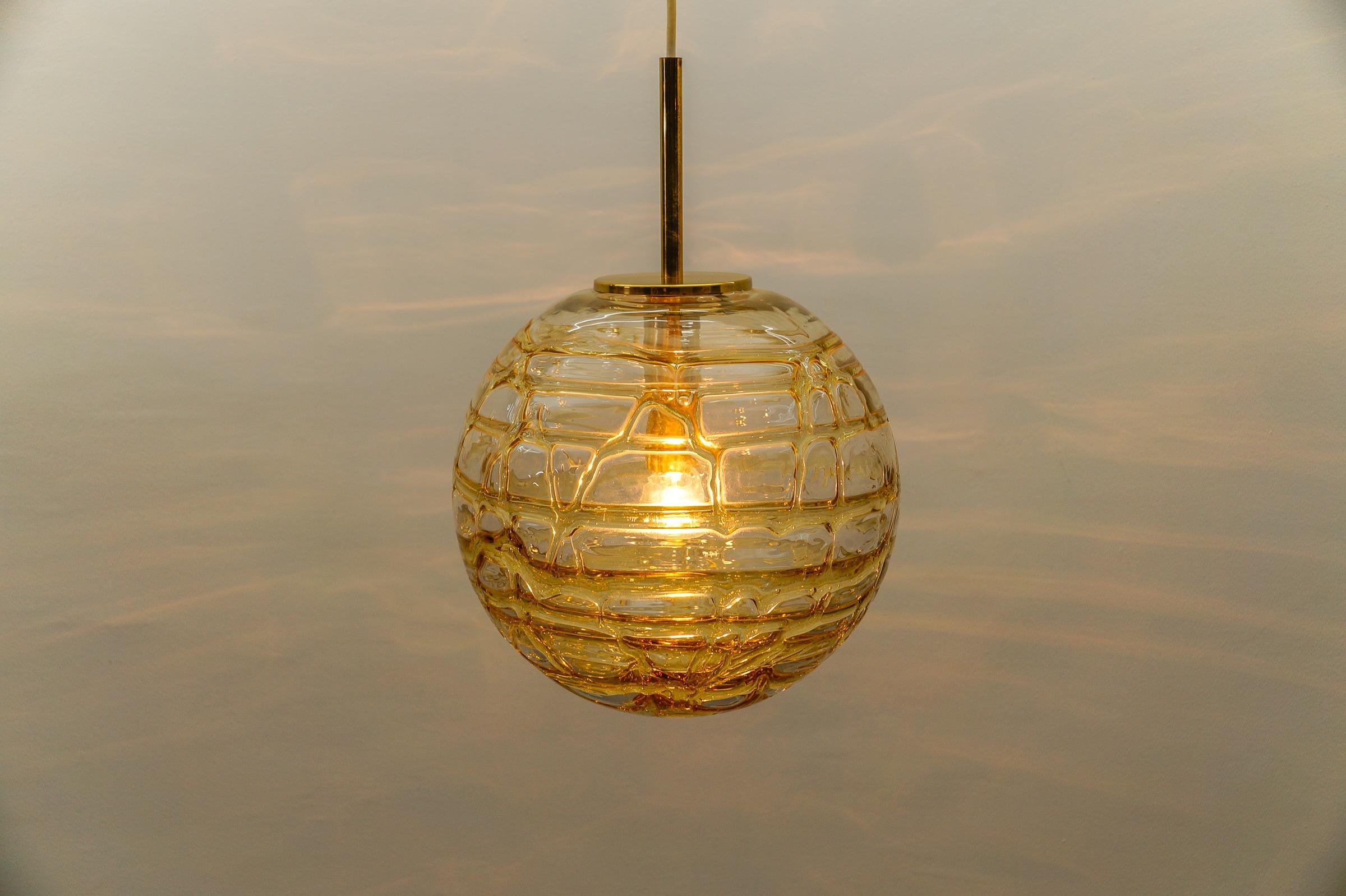 Métal Jolie lampe suspendue à boule en verre de Murano jaune par Doria, Allemagne, années 1960 en vente