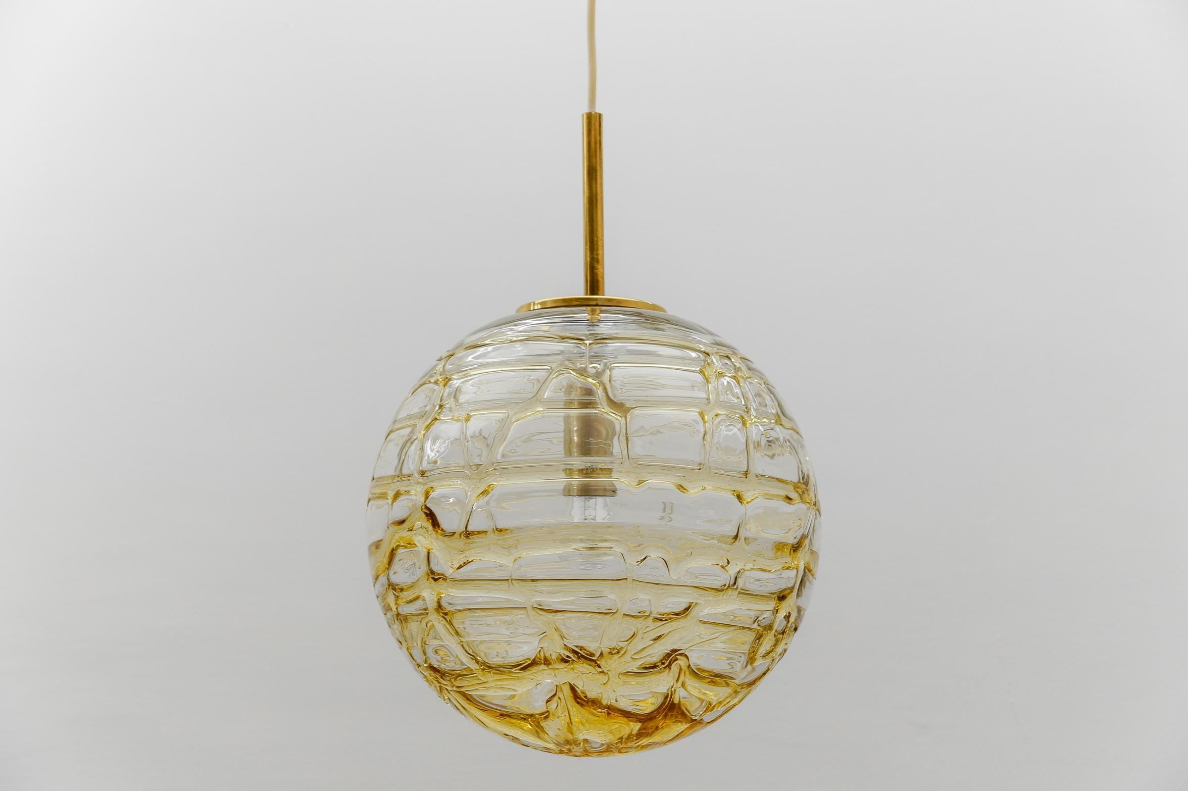 Jolie lampe suspendue à boule en verre de Murano jaune par Doria, Allemagne, années 1960 en vente 1