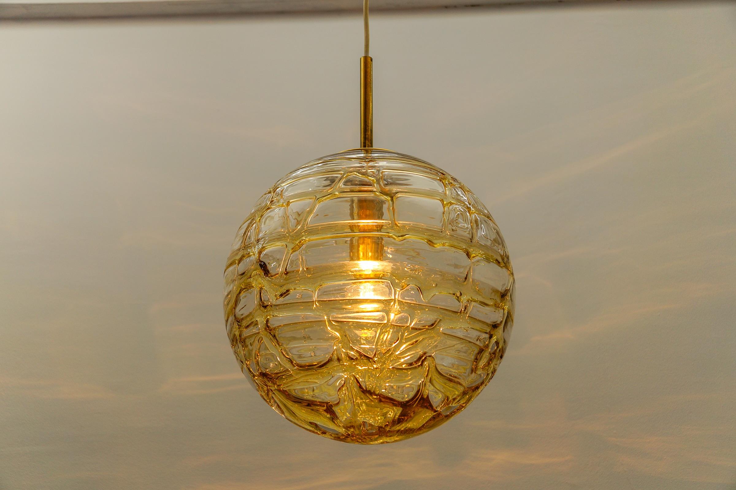 Jolie lampe suspendue à boule en verre de Murano jaune par Doria, Allemagne, années 1960 en vente 2