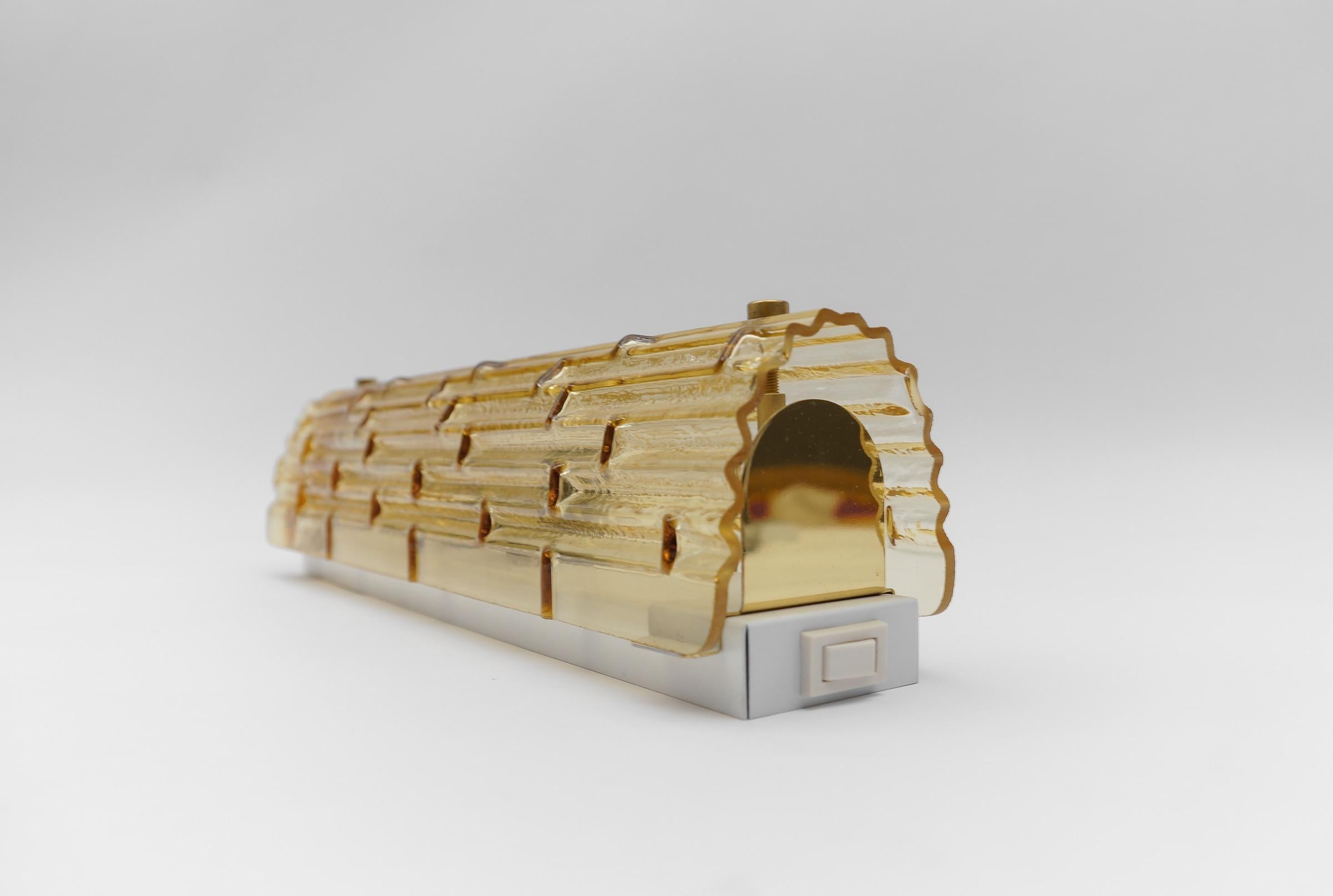 Jolie applique structurée en verre jaune teinté par Doria, Allemagne, années 1960 en vente 3