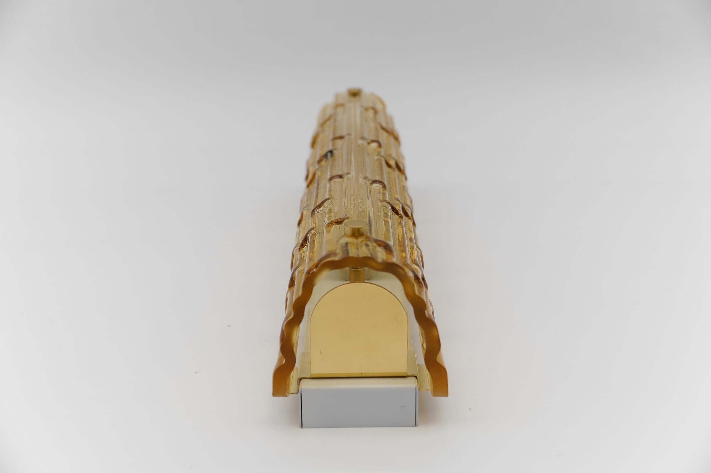 Allemand Jolie applique structurée en verre jaune teinté par Doria, Allemagne, années 1960 en vente