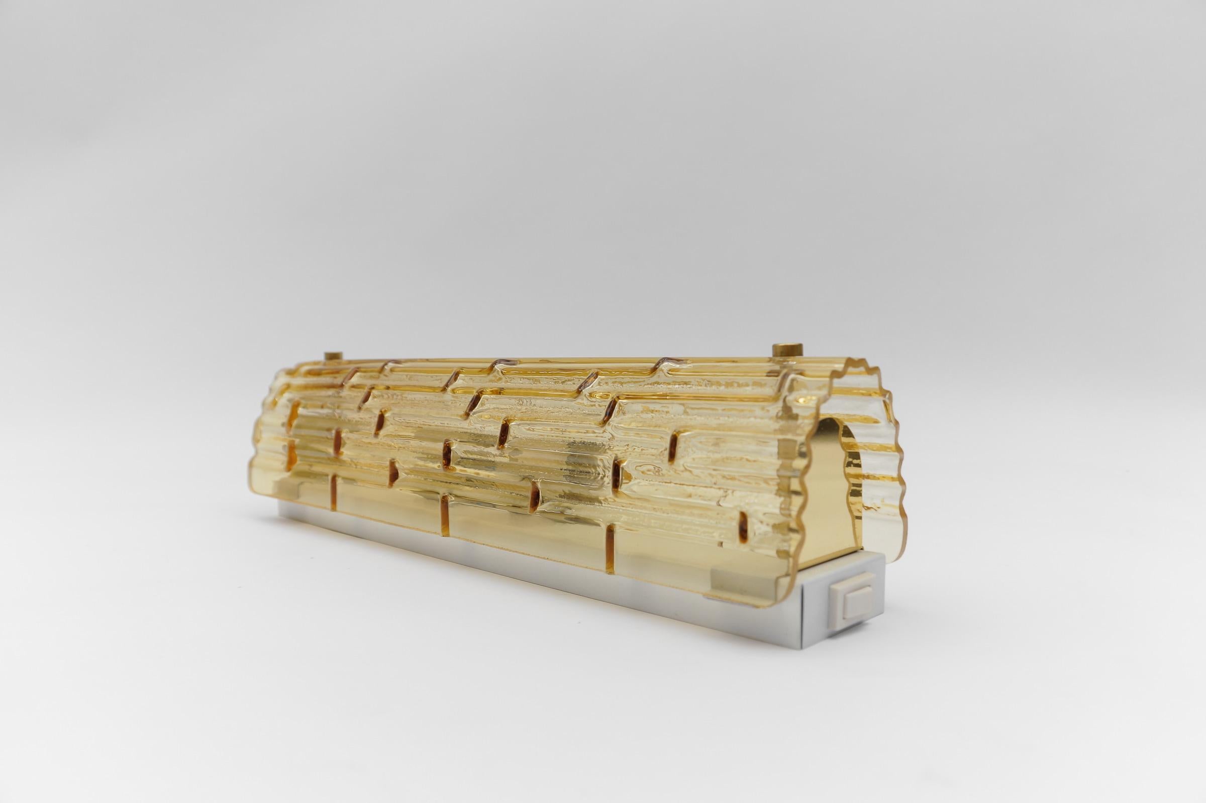 Jolie applique structurée en verre jaune teinté par Doria, Allemagne, années 1960 en vente 2