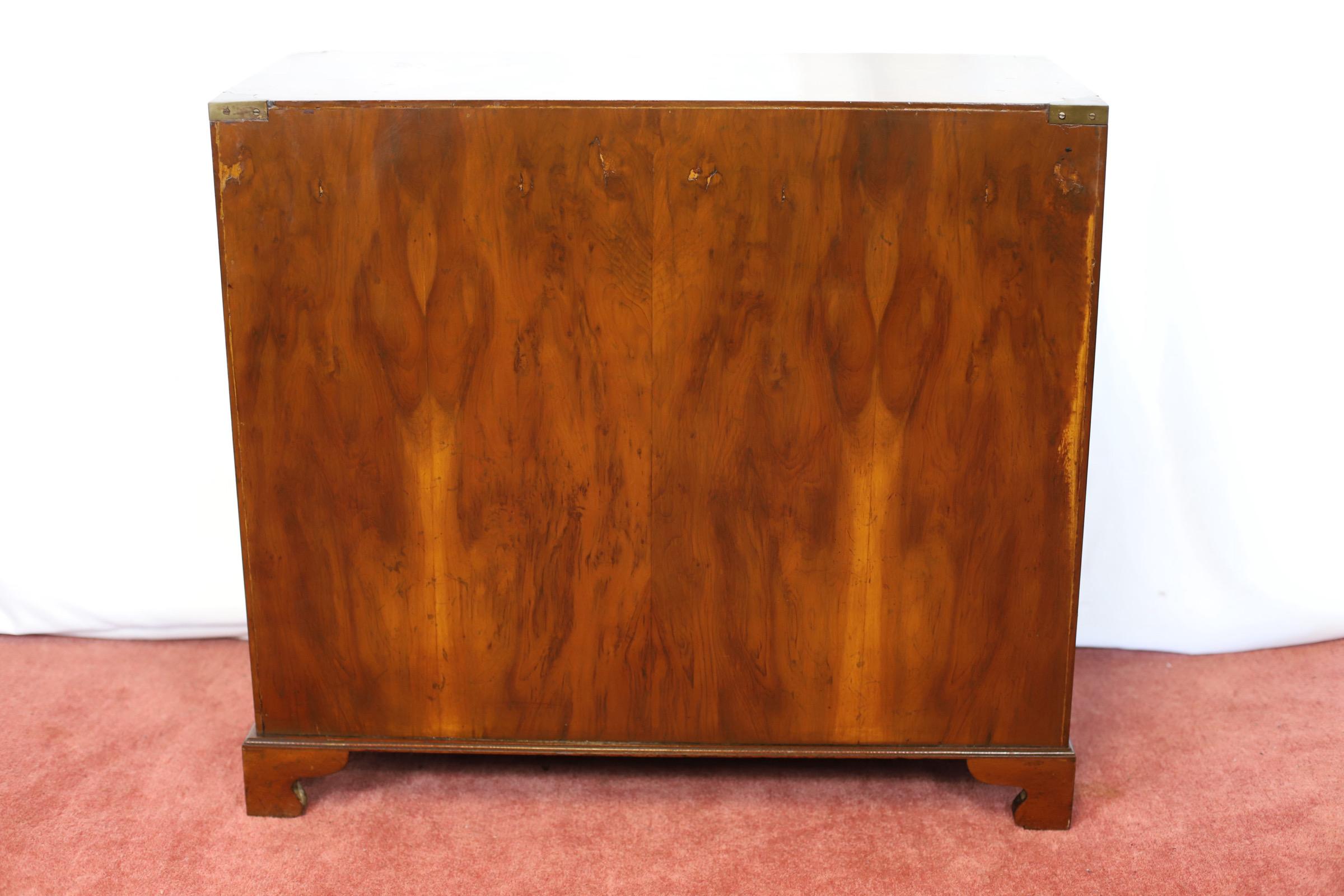 Lovely Eibenholz Campaigner Stil Kommode der Schubladen im Angebot 2