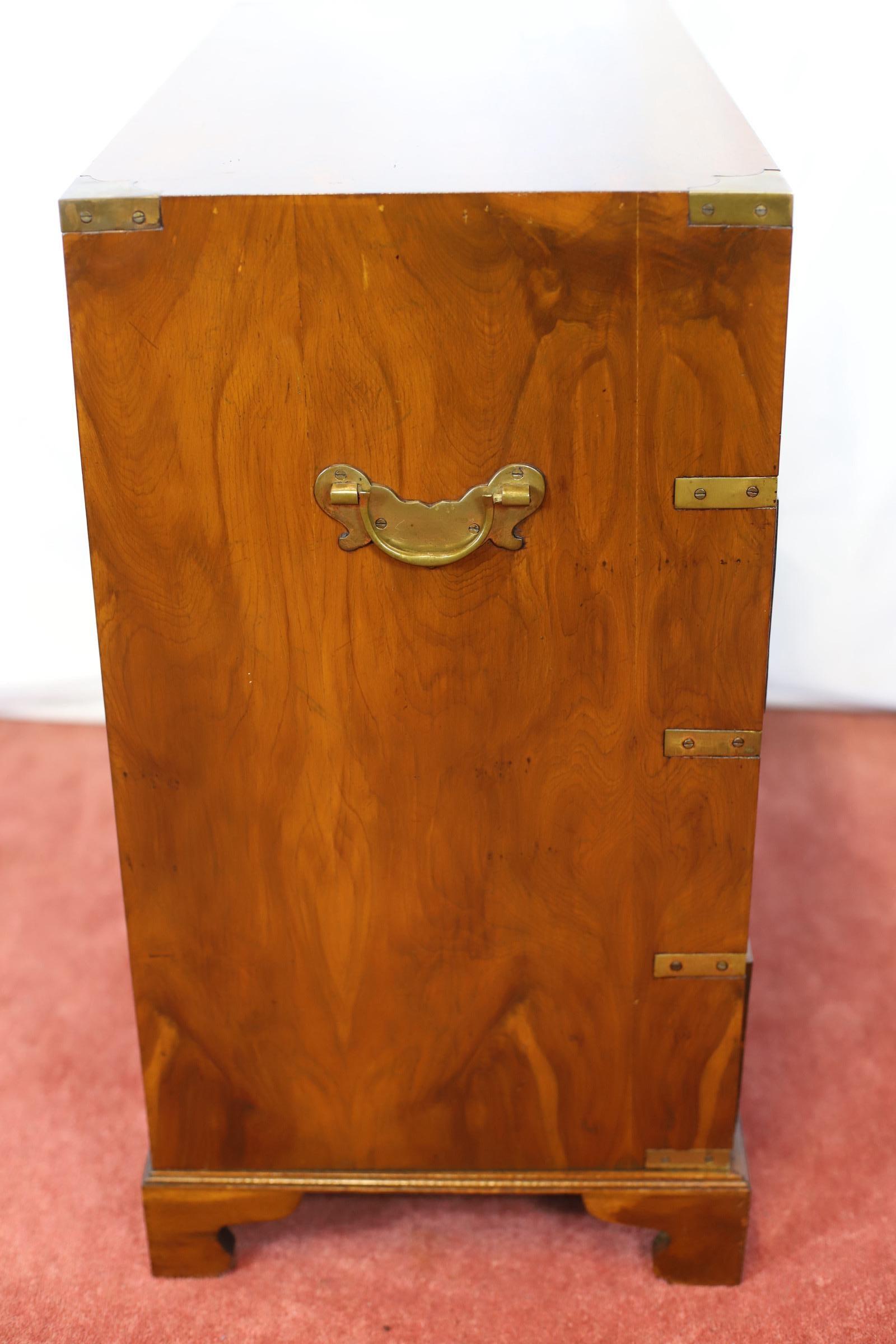 Lovely Eibenholz Campaigner Stil Kommode der Schubladen im Angebot 3