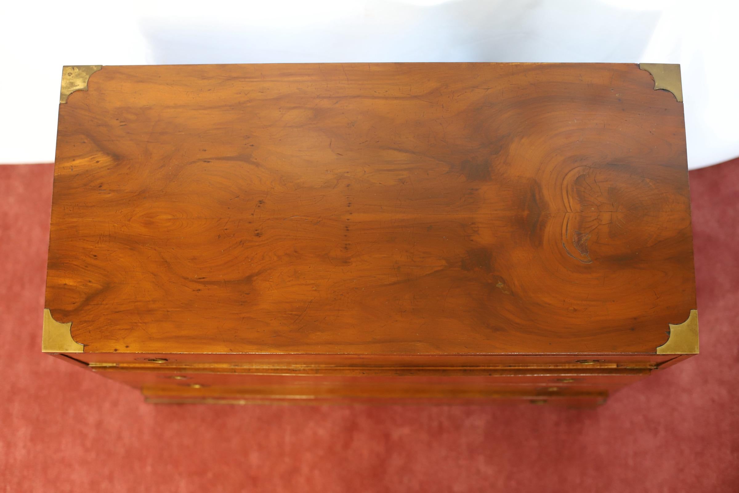 Lovely Eibenholz Campaigner Stil Kommode der Schubladen im Angebot 4