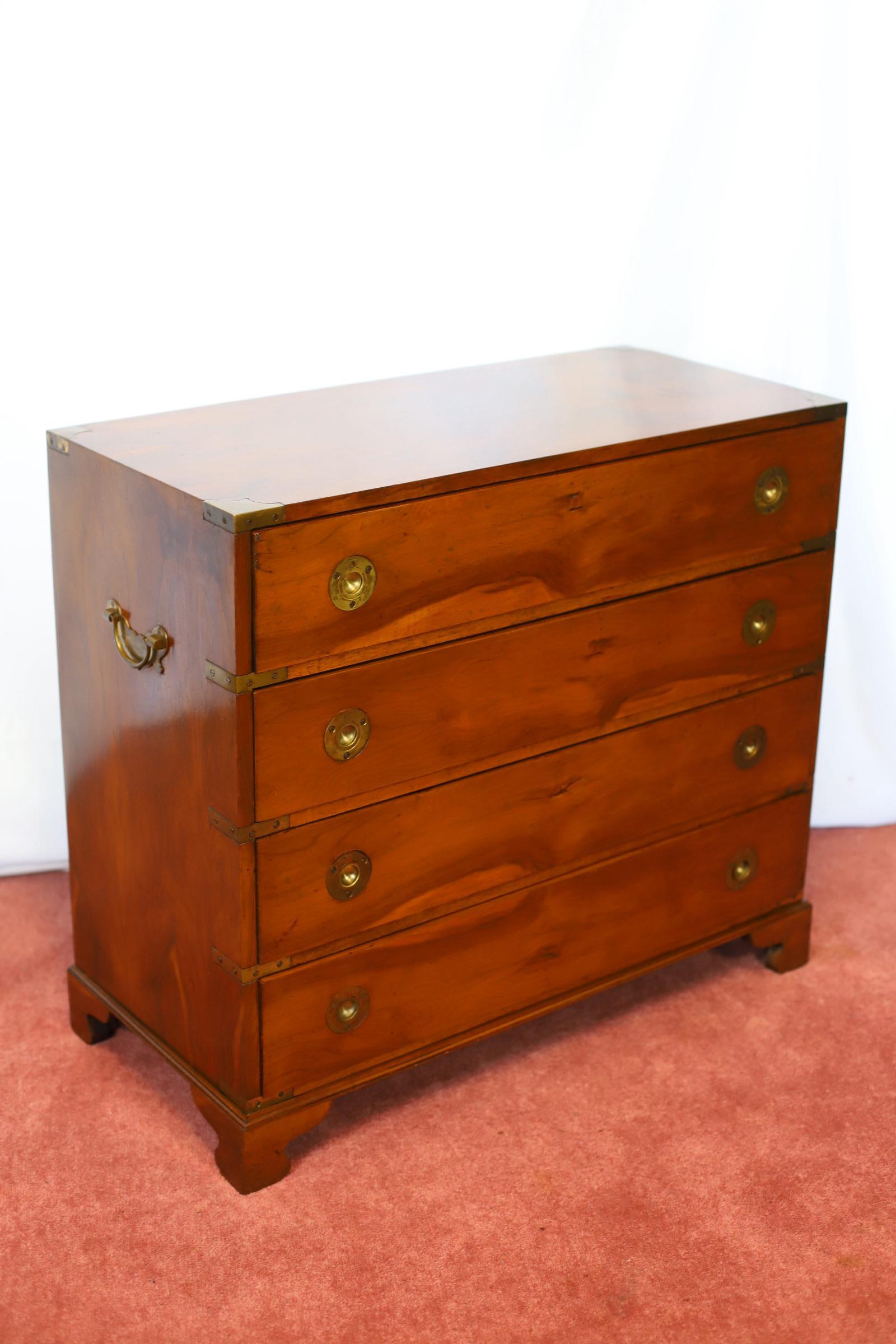 Lovely Eibenholz Campaigner Stil Kommode der Schubladen (Britisch) im Angebot
