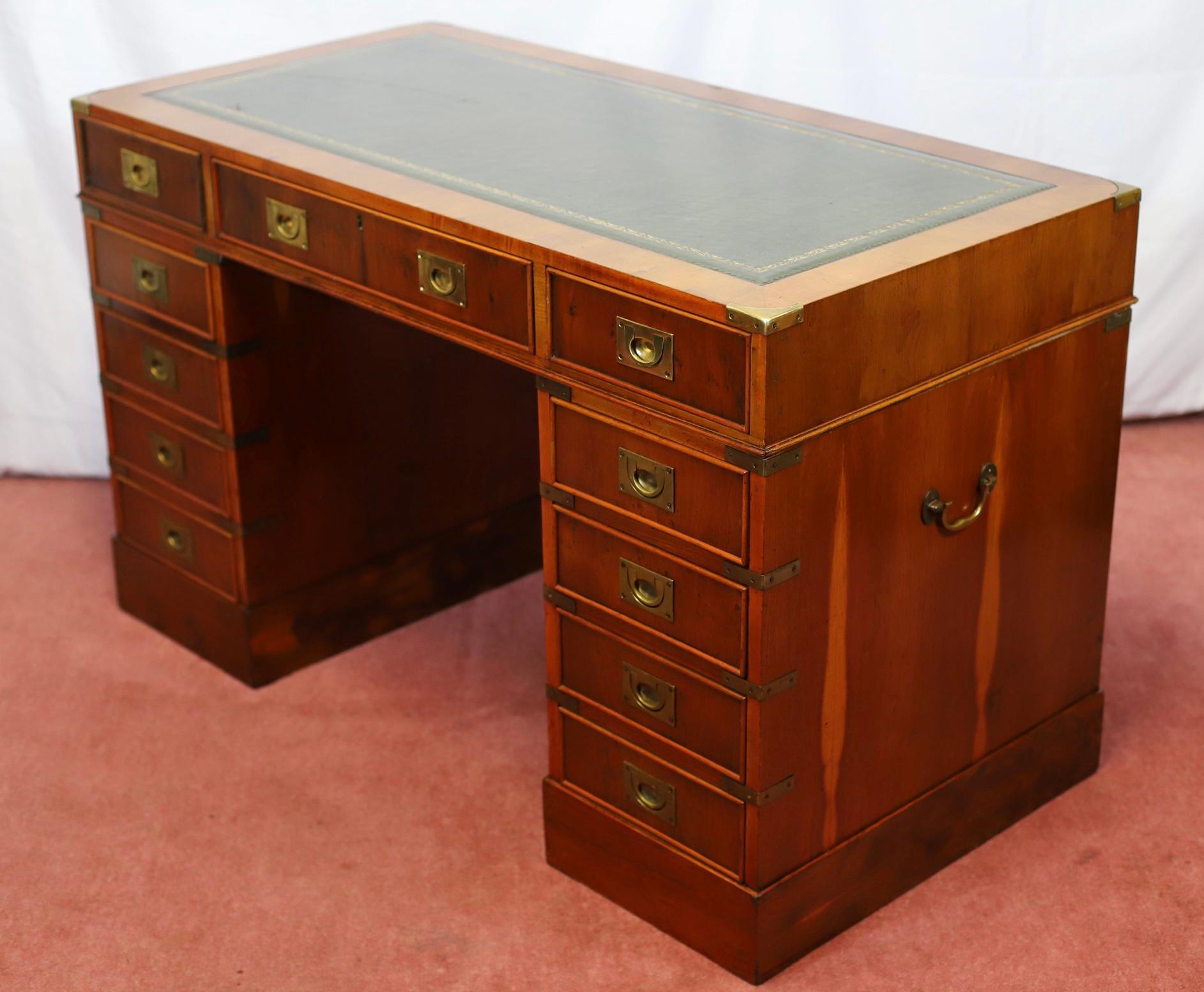 Ravissant bureau à piédestal en Wood Campaigner en vente 4