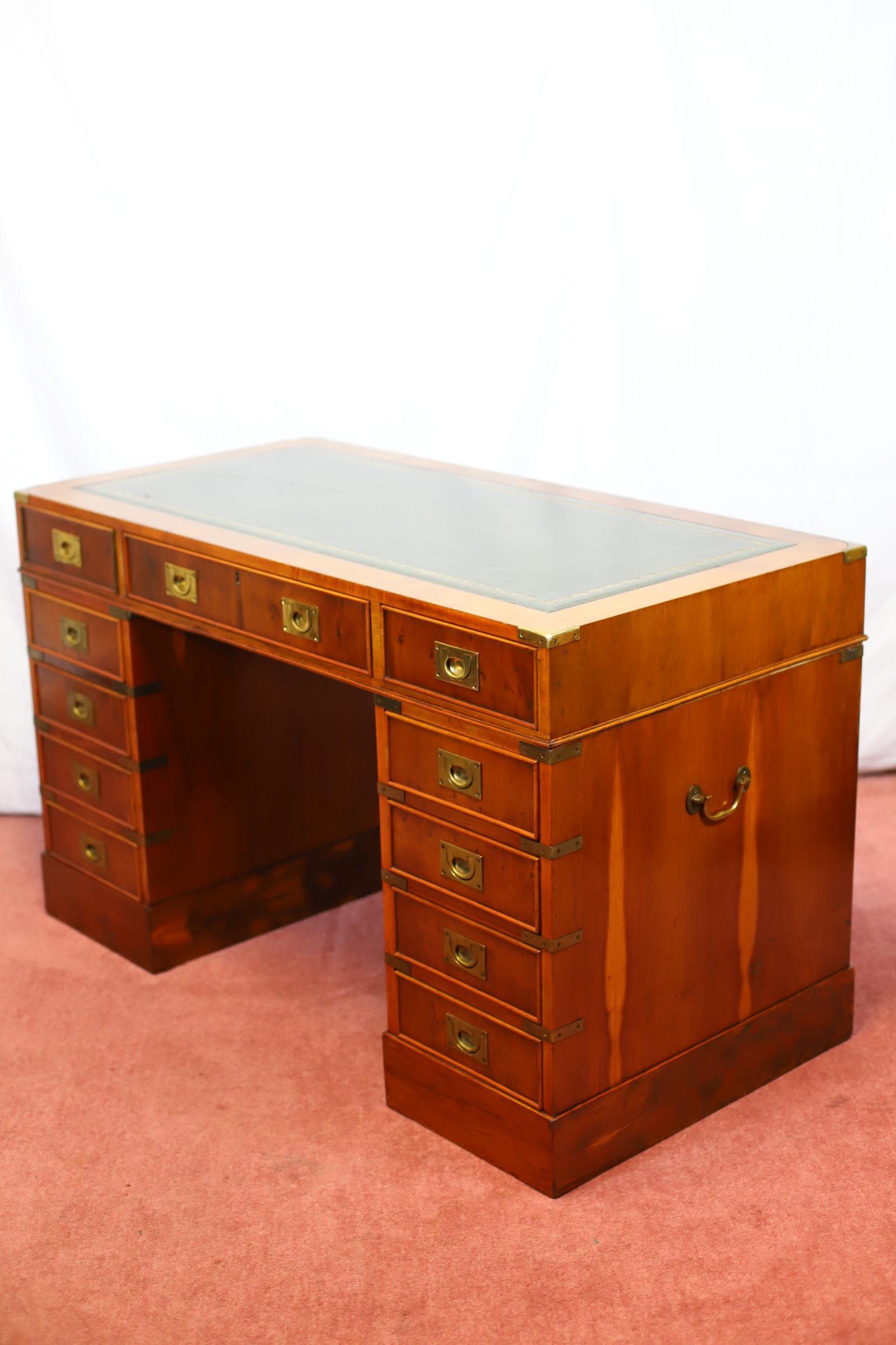 Ravissant bureau à piédestal en Wood Campaigner en vente 6