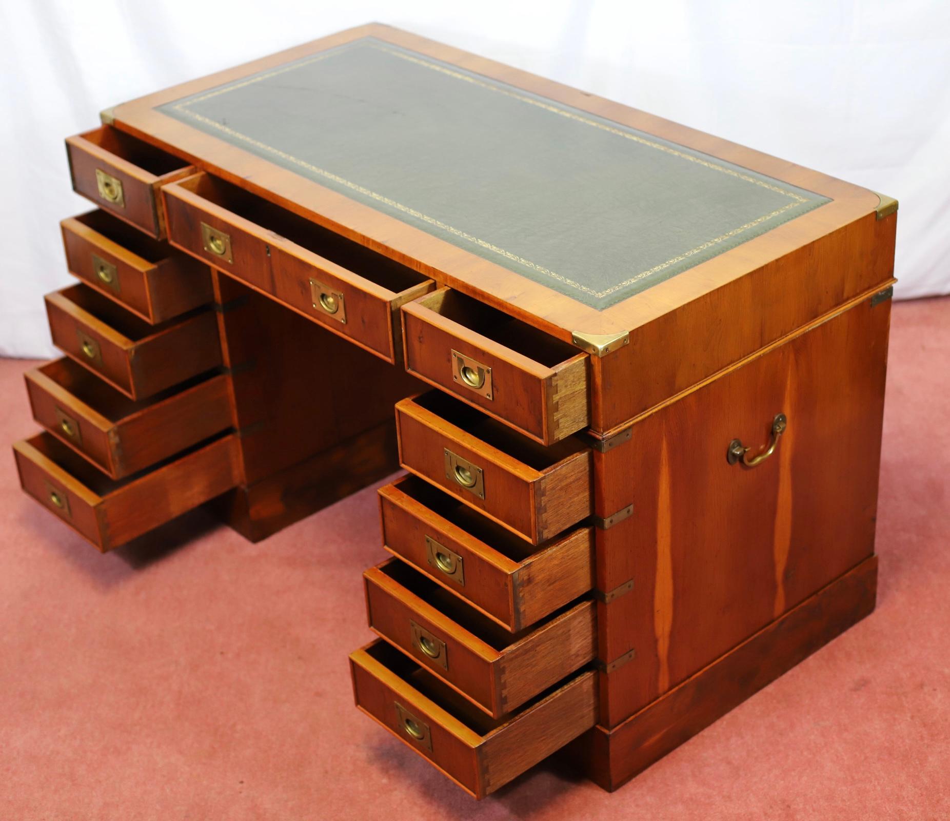 Ravissant bureau à piédestal en Wood Campaigner en vente 7
