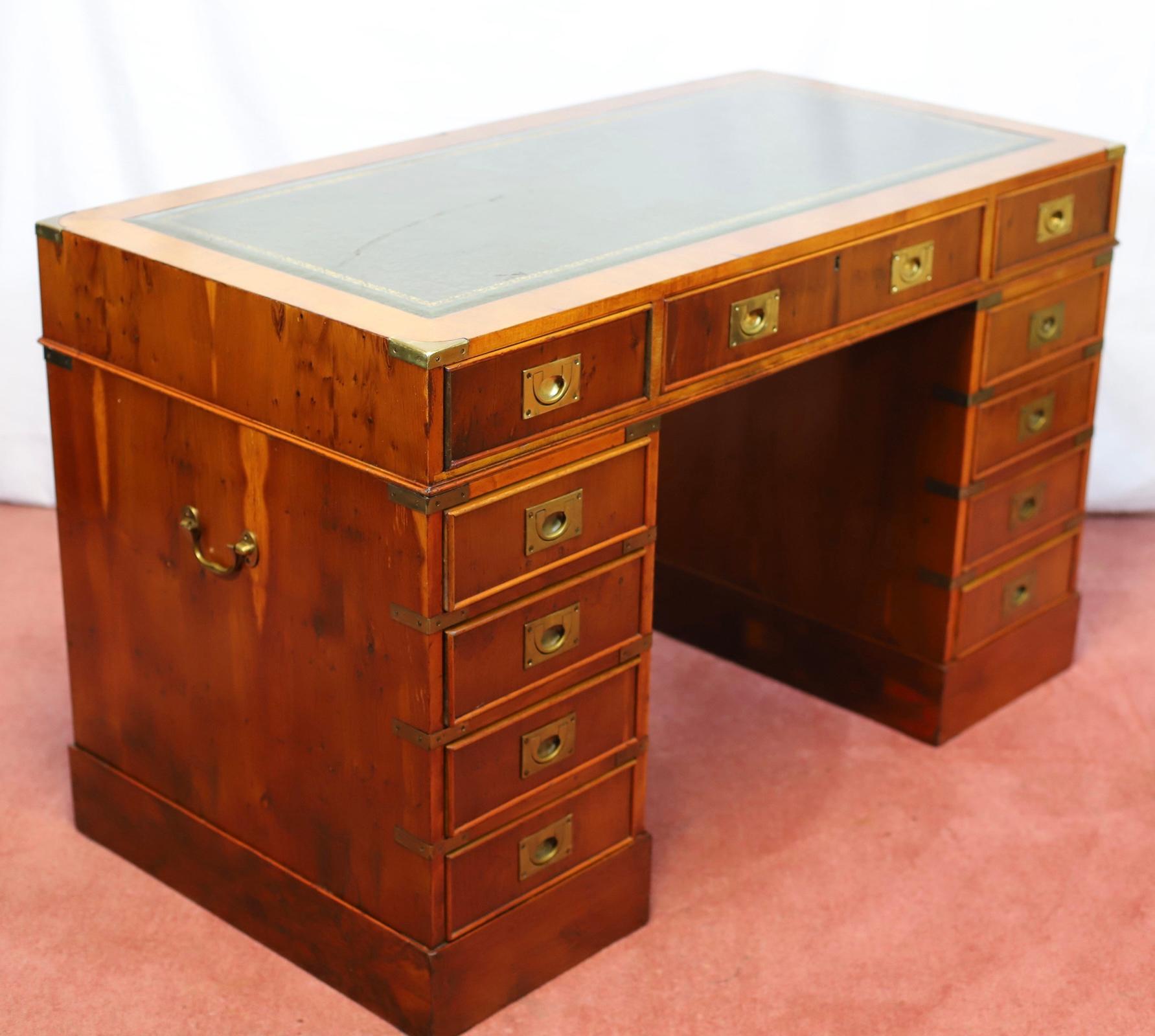 Ravissant bureau à piédestal en Wood Campaigner en vente 8