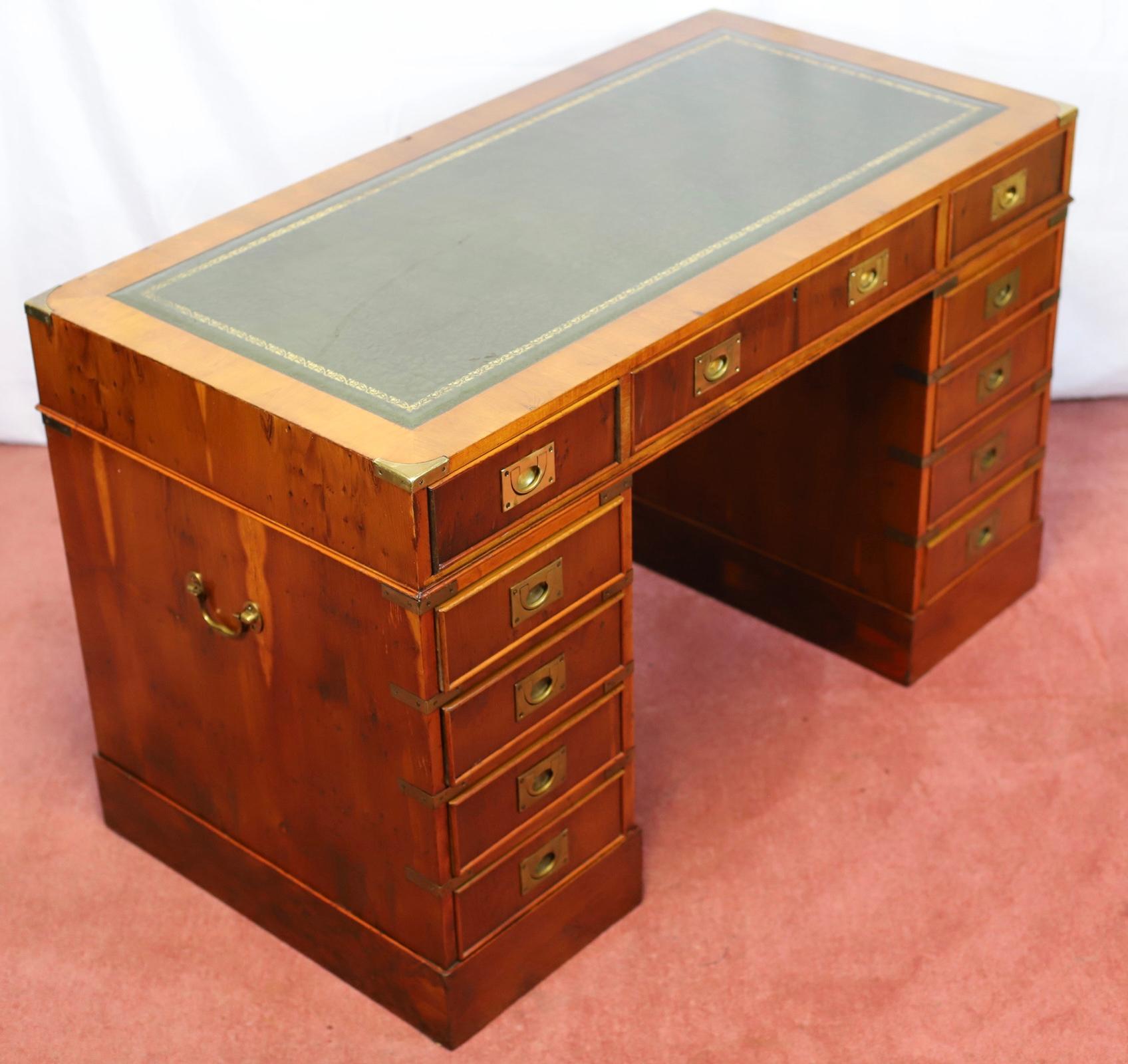 Ravissant bureau à piédestal en Wood Campaigner en vente 9