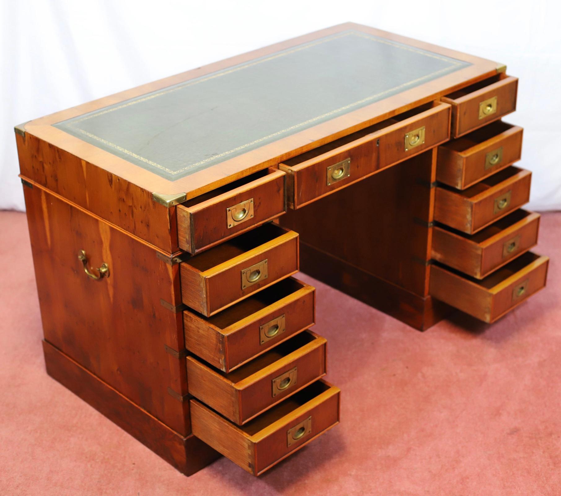 Ravissant bureau à piédestal en Wood Campaigner en vente 10