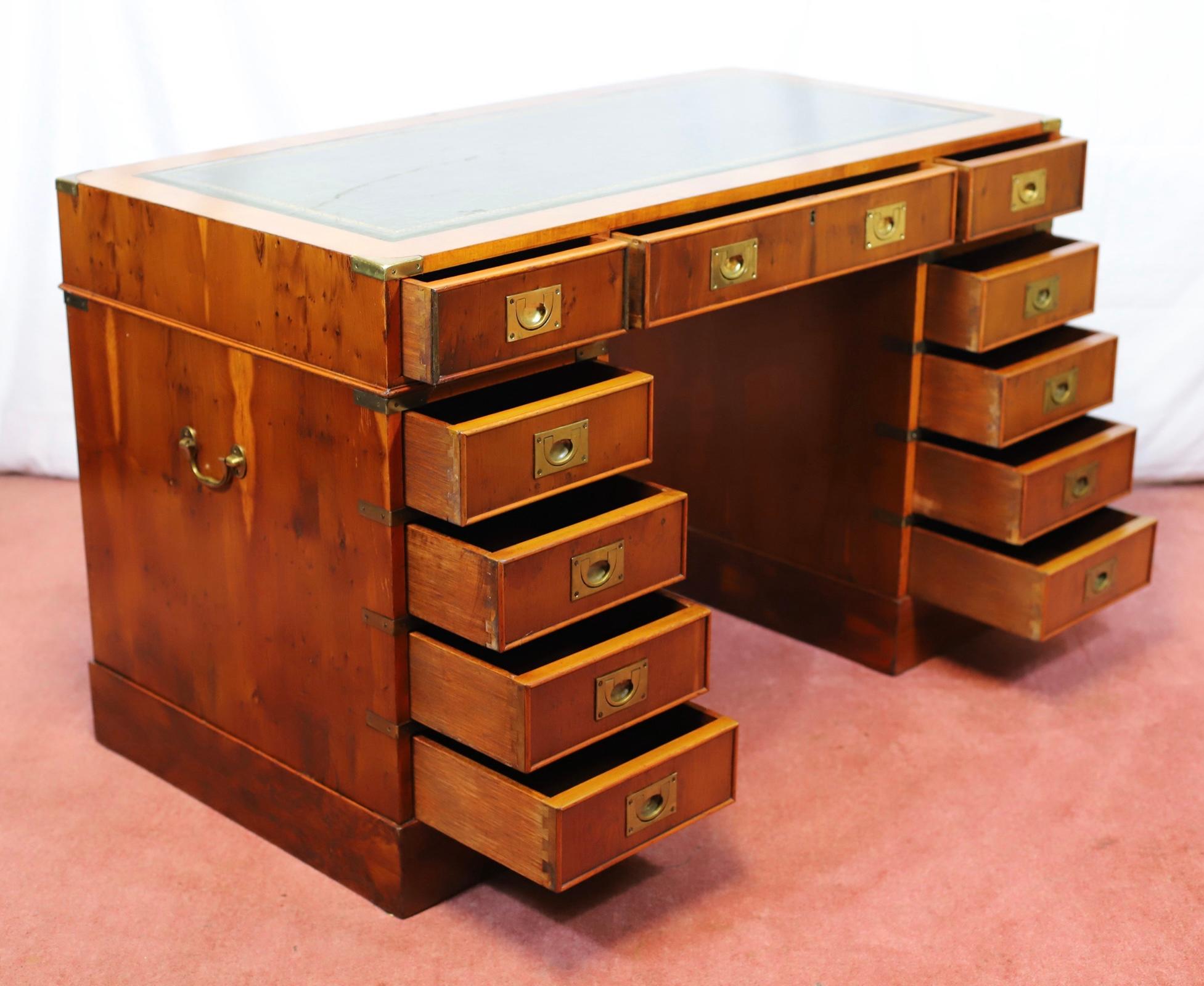 Ravissant bureau à piédestal en Wood Campaigner en vente 11