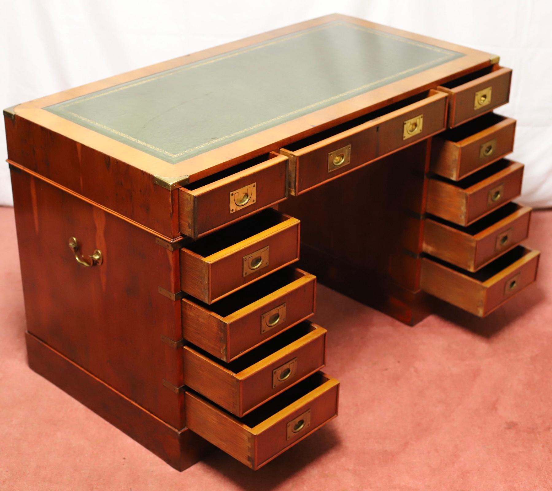 Ravissant bureau à piédestal en Wood Campaigner en vente 12