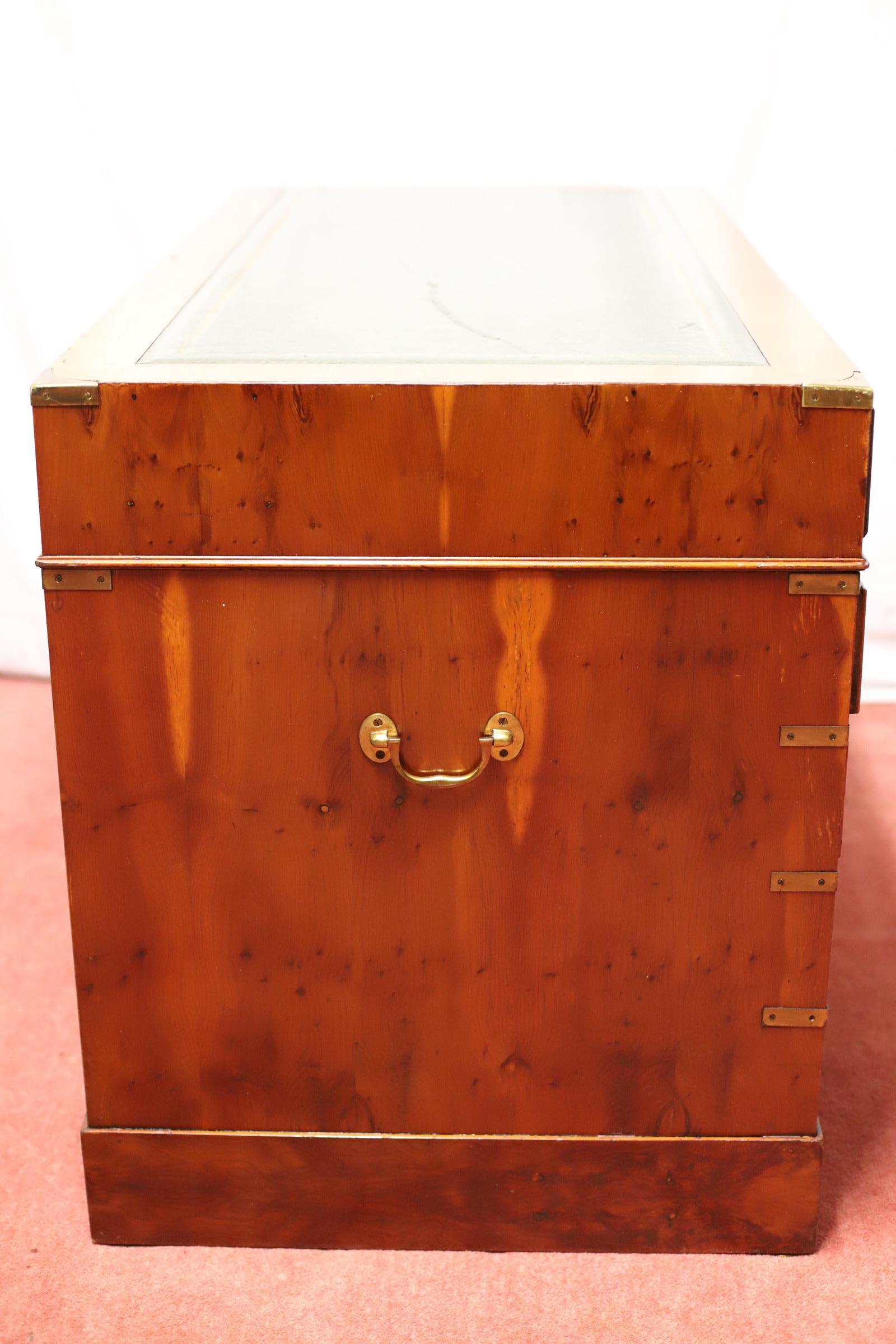 Fait main Ravissant bureau à piédestal en Wood Campaigner en vente
