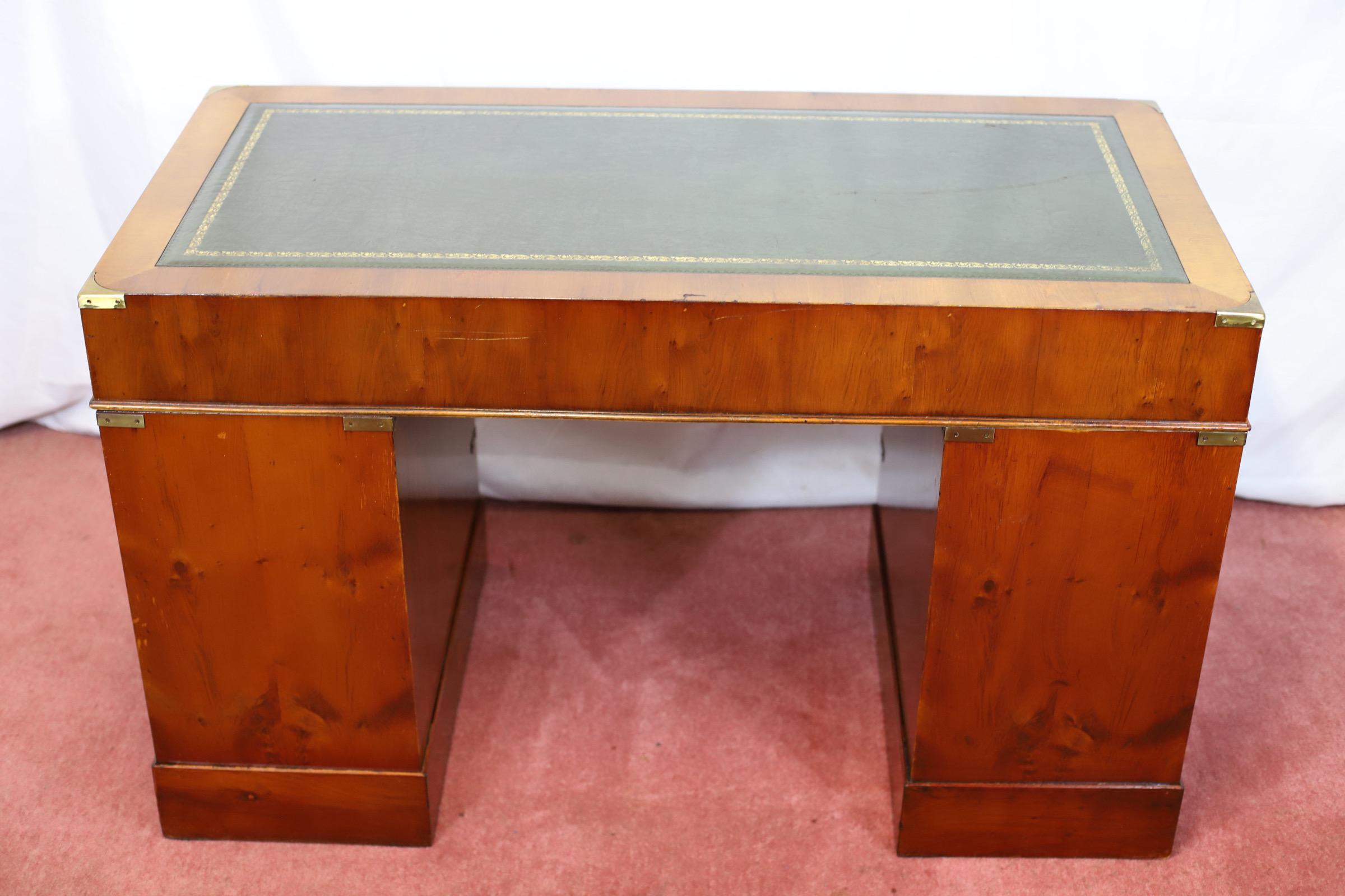 Ravissant bureau à piédestal en Wood Campaigner Bon état - En vente à Crawley, GB