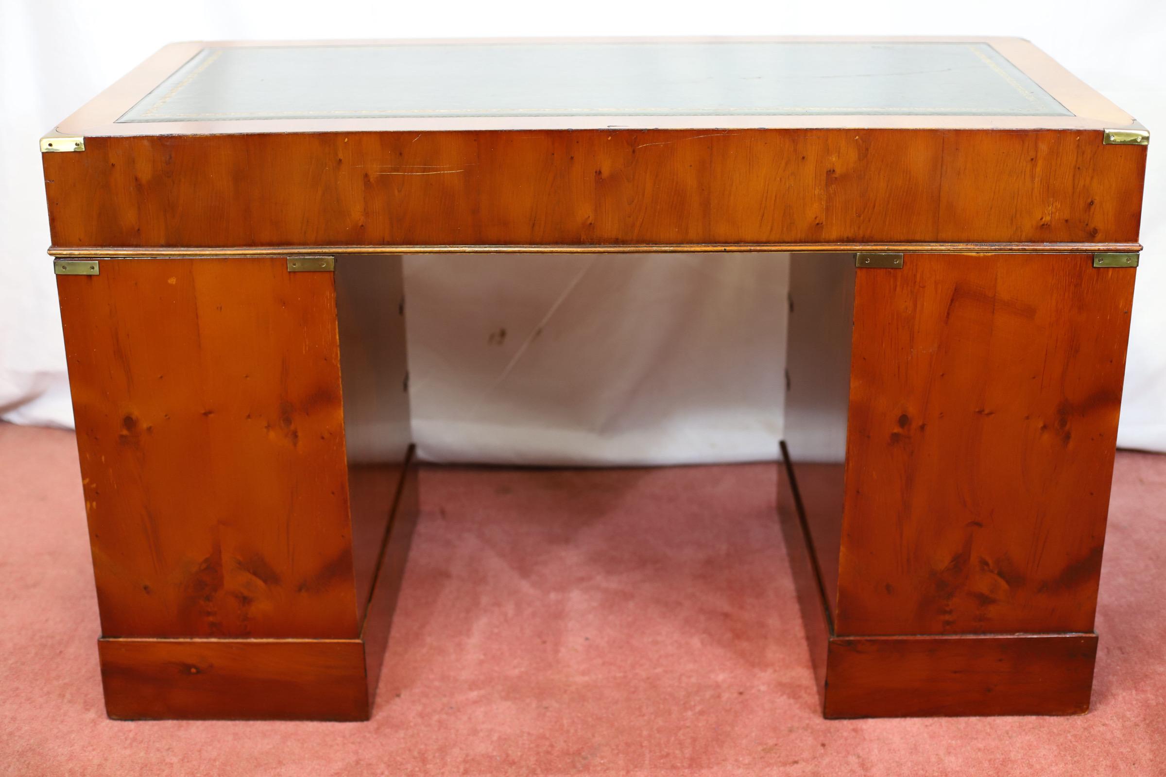 20ième siècle Ravissant bureau à piédestal en Wood Campaigner en vente