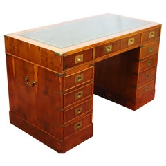 Ravissant bureau à piédestal en Wood Campaigner