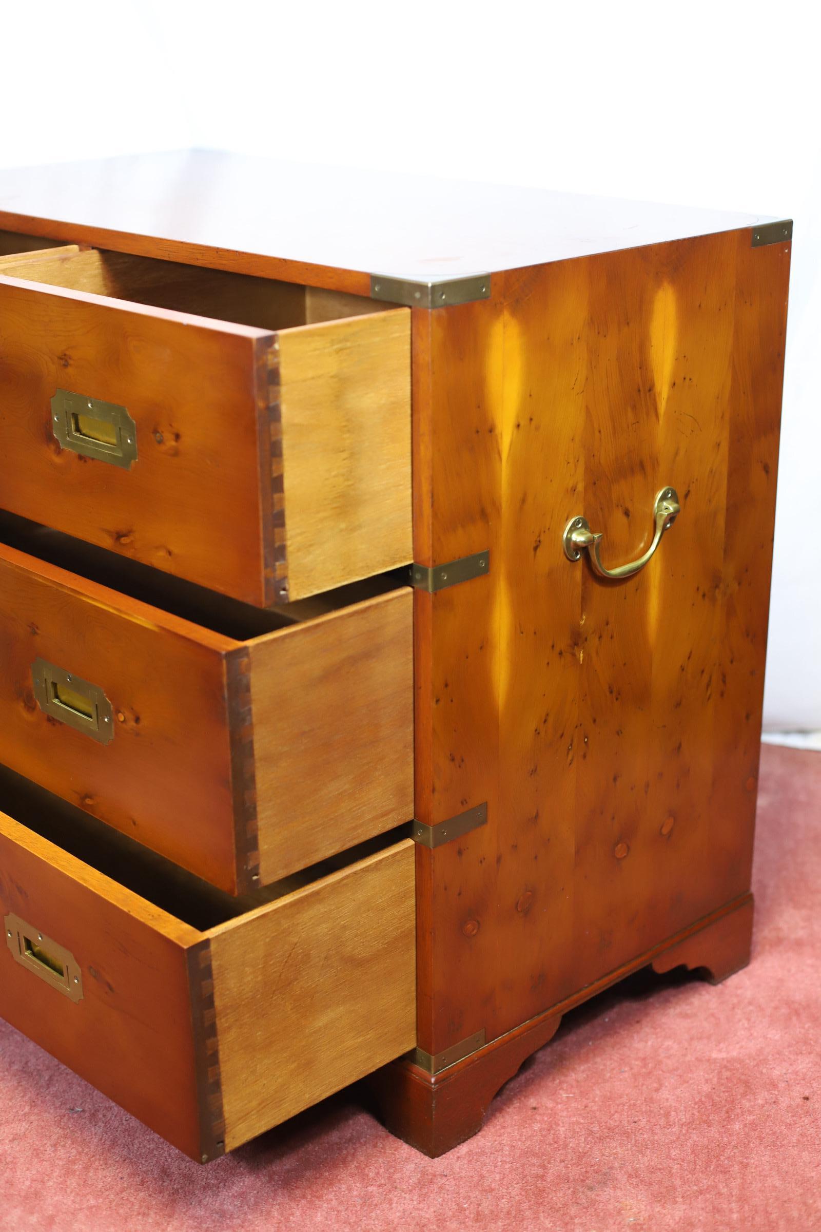Bella cassettiera in legno di tasso in stile Campaigner militare in vendita 3