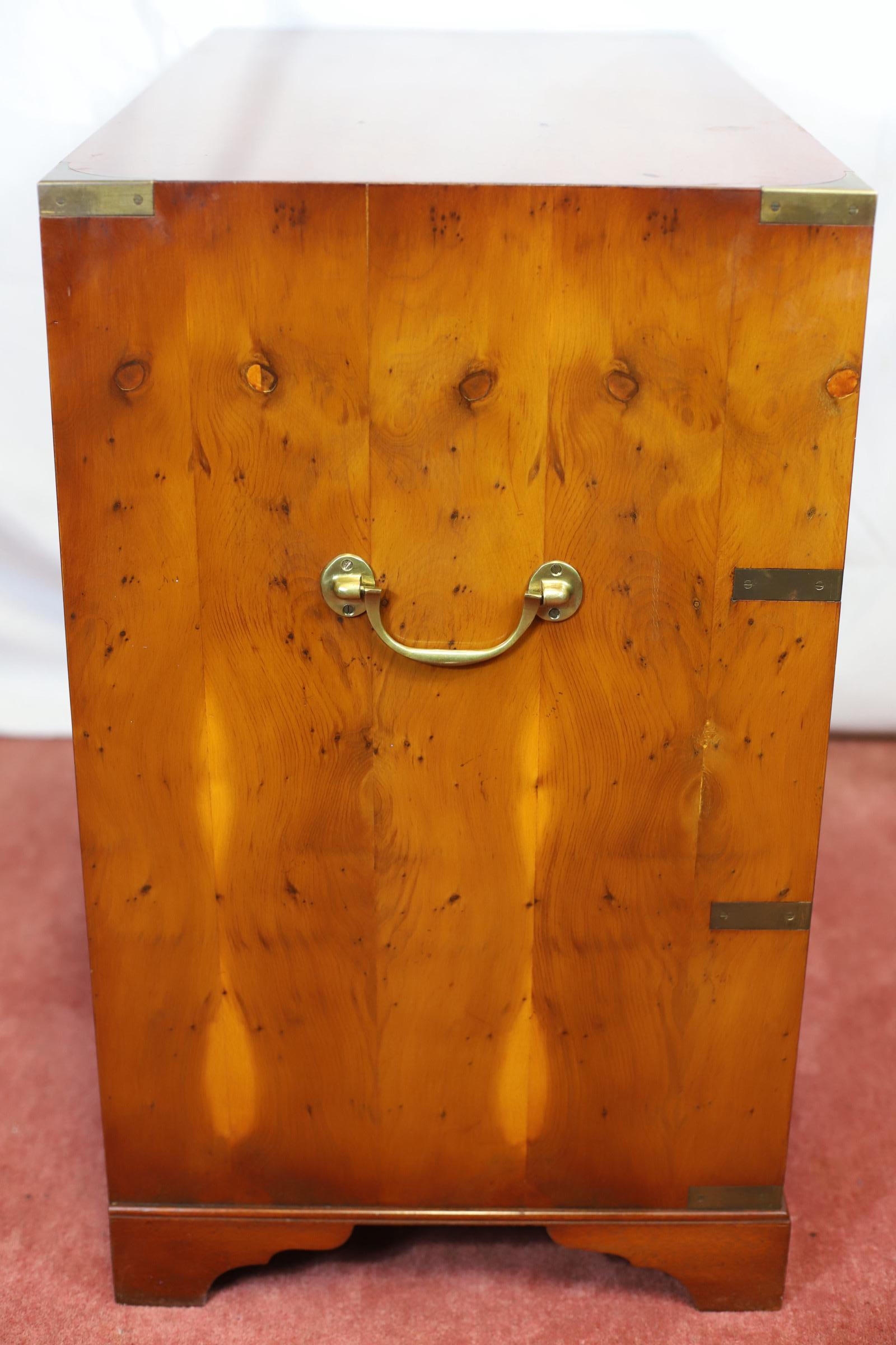 Bella cassettiera in legno di tasso in stile Campaigner militare in vendita 6