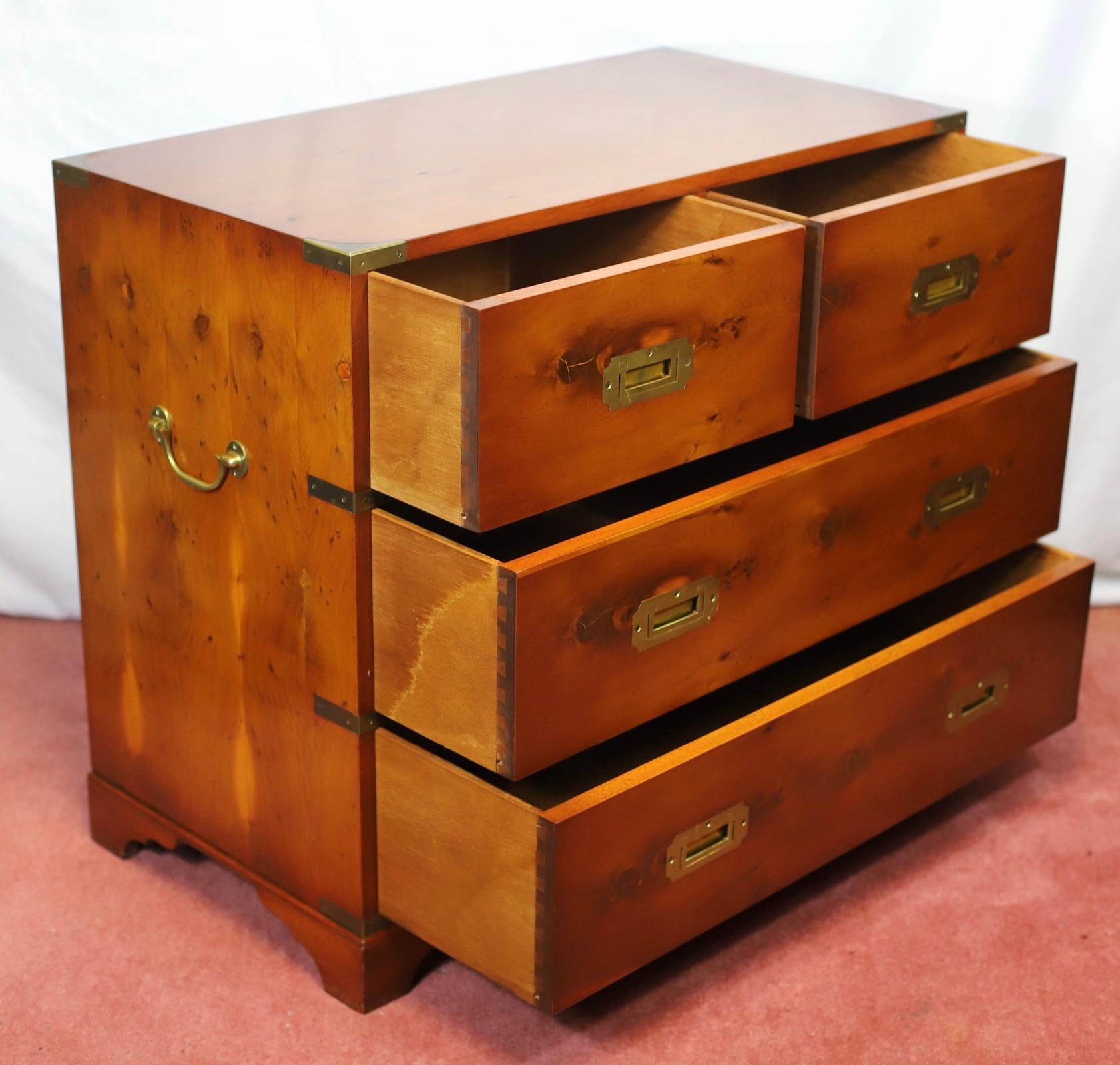 Bella cassettiera in legno di tasso in stile Campaigner militare In condizioni buone in vendita a Crawley, GB